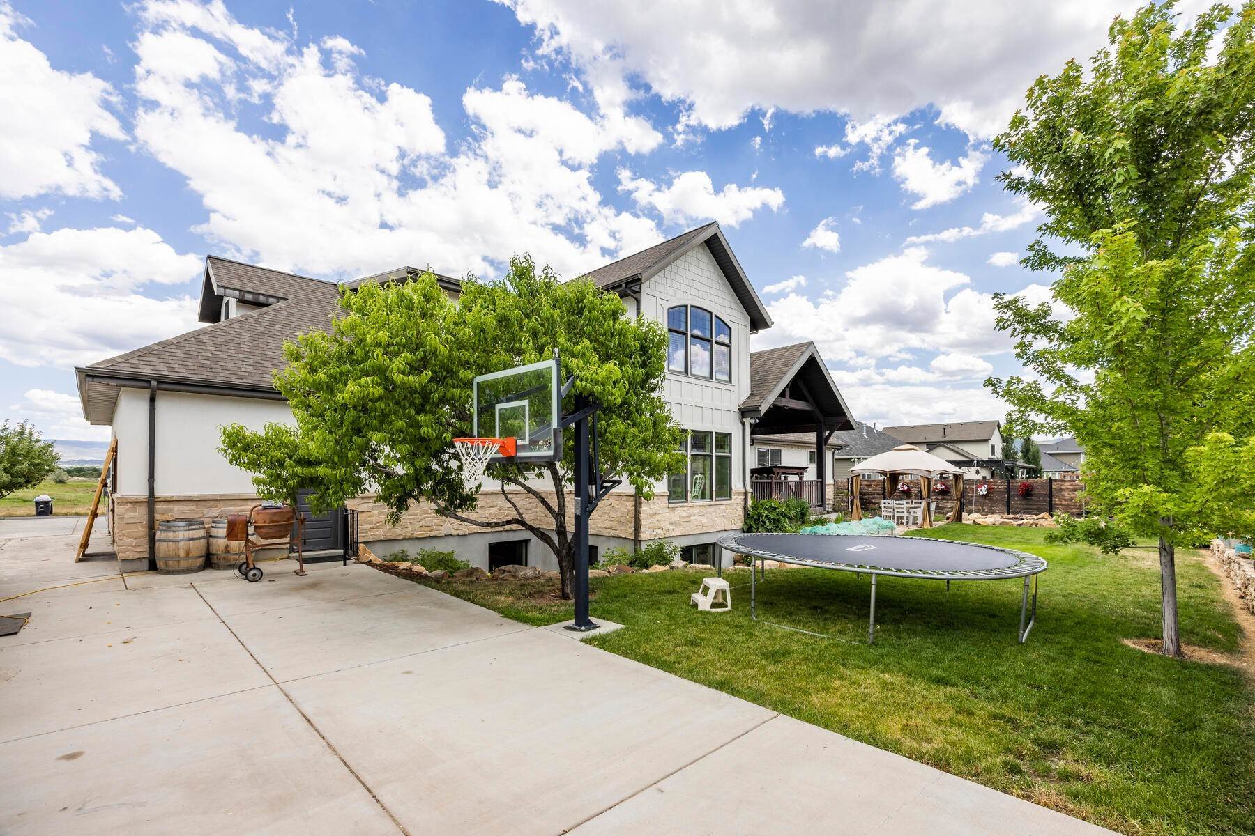 49. Single Family Homes for Sale at Dream Property in Midway! 372 S Fox Den Road Midway, Utah 84049 United States