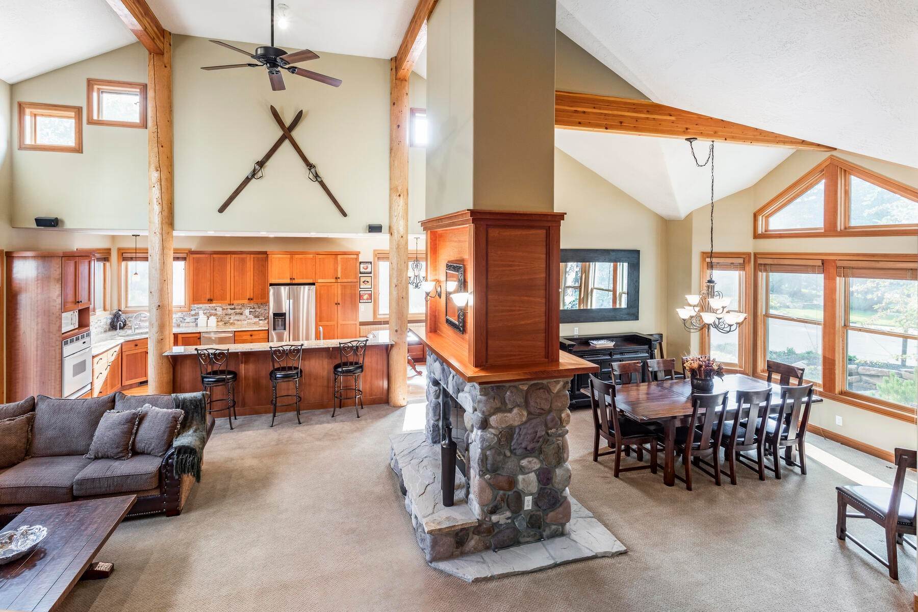 14. Single Family Homes for Sale at Spacious home in one of Park City's best neighborhoods on a quiet cul de sac wit 1642 Northshore Ct Park City, Utah 84098 United States