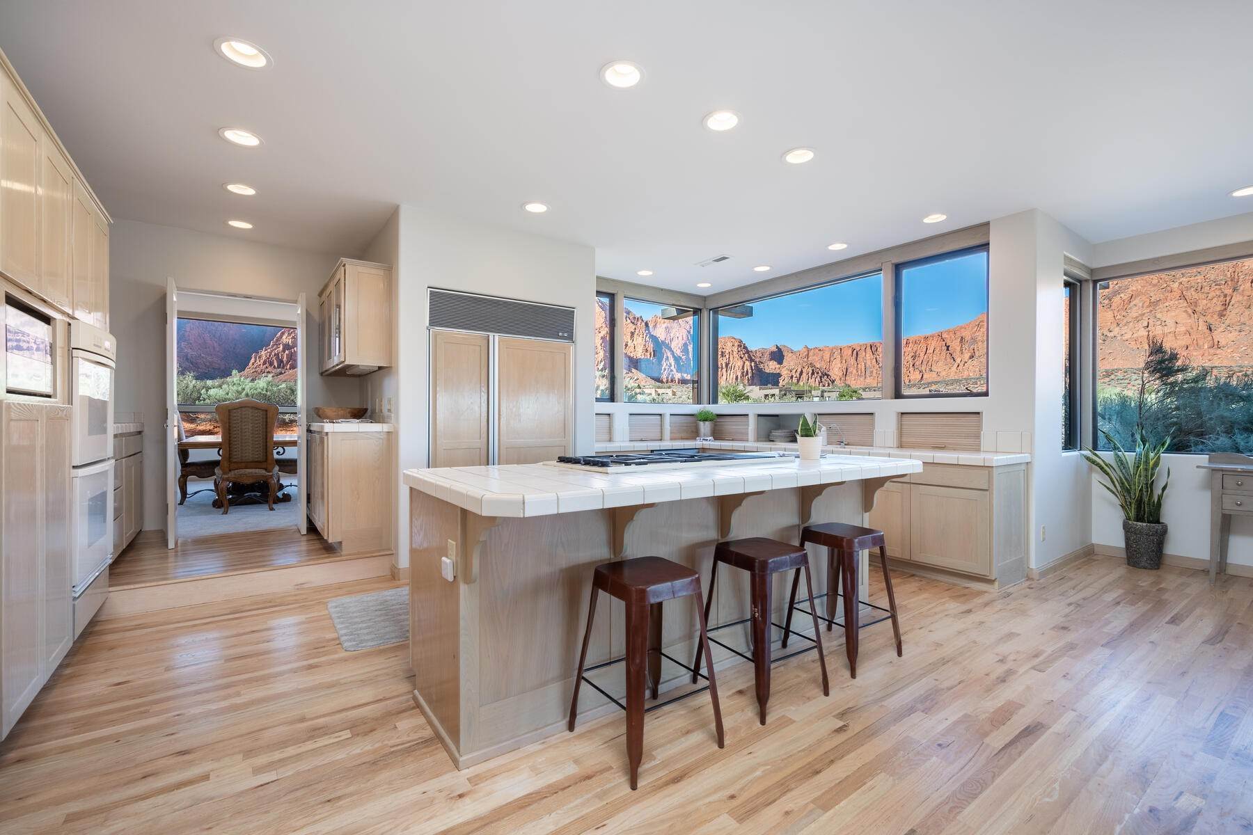 10. Single Family Homes for Sale at Southern Utah Lifestyle...Connect The Inside With The Outside 1593 N Kayenta Drive Ivins, Utah 84738 United States