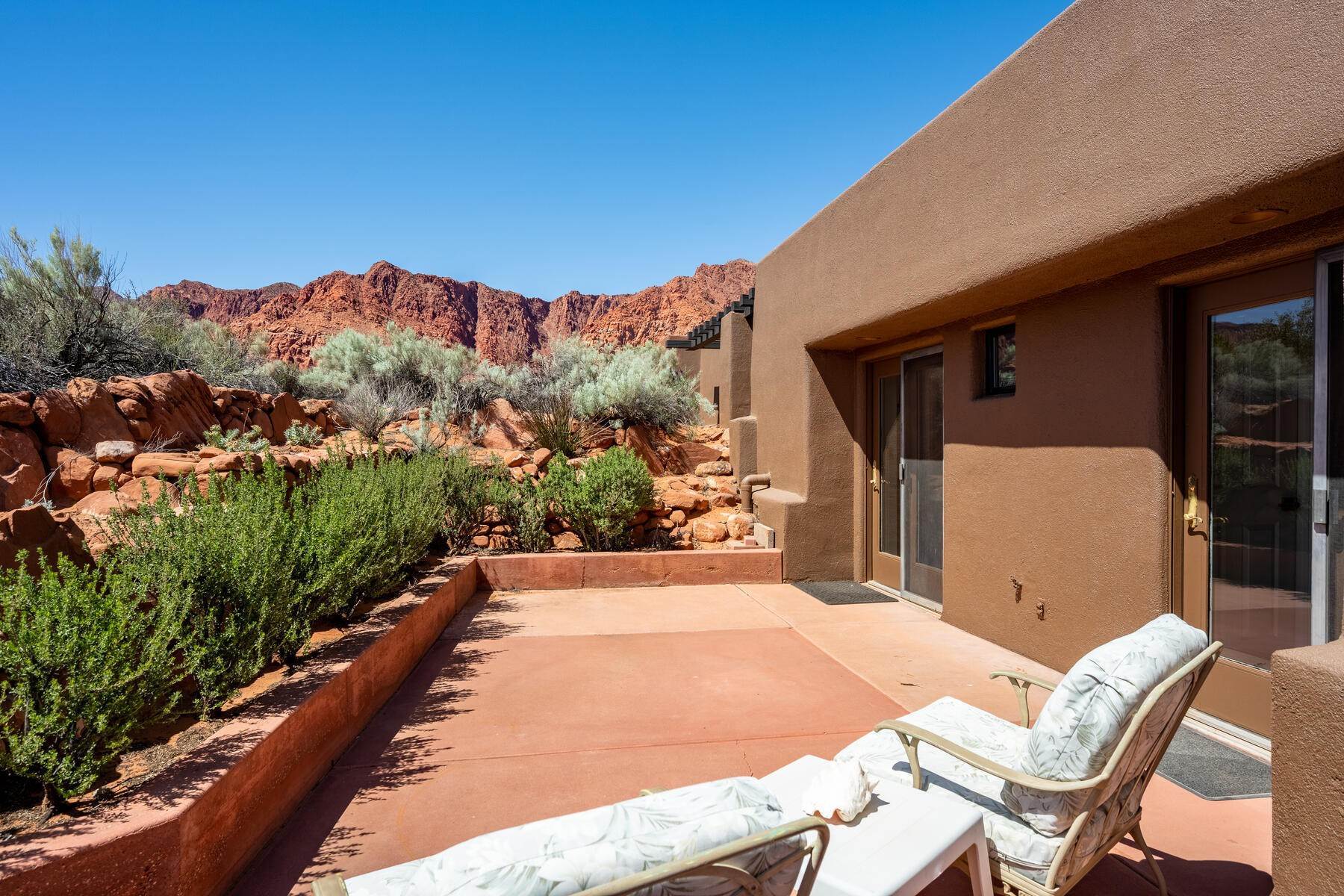 34. Single Family Homes for Sale at Southern Utah Lifestyle...Connect The Inside With The Outside 1593 N Kayenta Drive Ivins, Utah 84738 United States