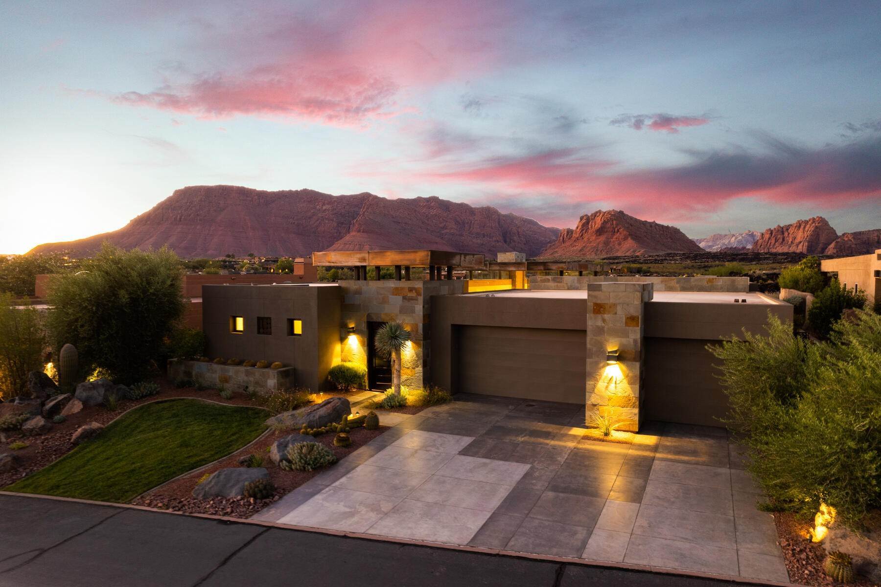 42. Single Family Homes for Sale at Beautifully Executed Contemporary Home In The Reserve At Entrada 1500 E Split Rock Drive, #71 Ivins, Utah 84738 United States