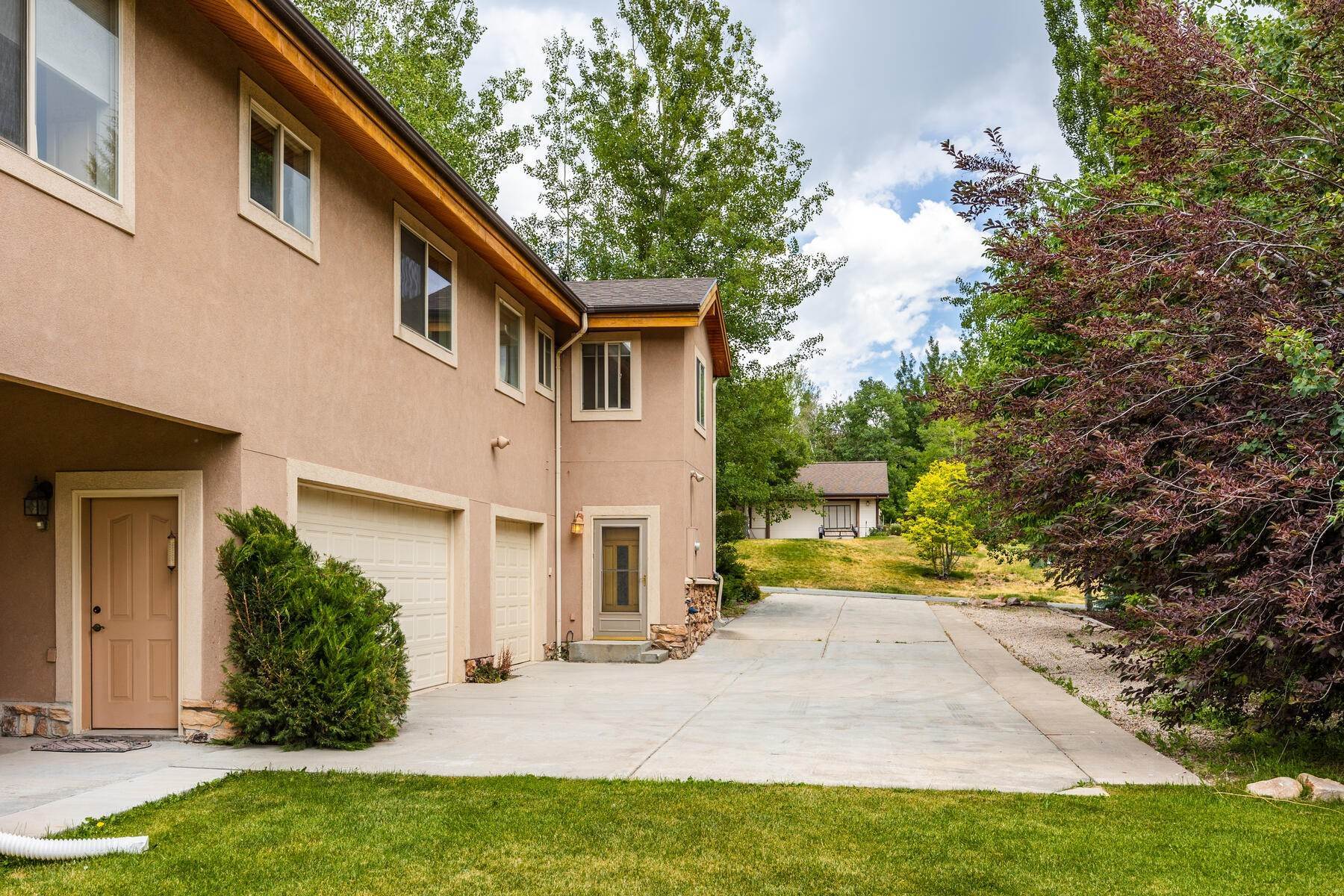39. Single Family Homes for Sale at 5 bedrooms with Attached 2 Bedroom Unit on the Golf Course 3511 W Saddleback Rd Park City, Utah 84098 United States