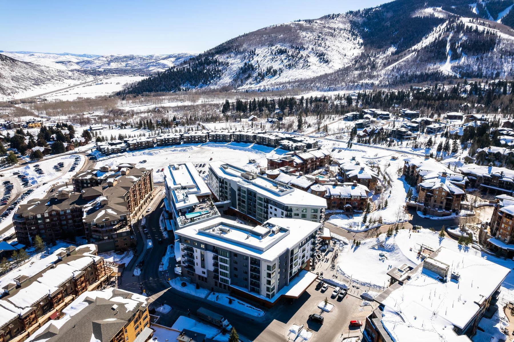 21. Condominiums for Sale at Luxurious 3-Bedroom Lock-off Townhouse at Pendry Park City Hotel 2417 W High Mountain Road, #2109 Park City, Utah 84098 United States