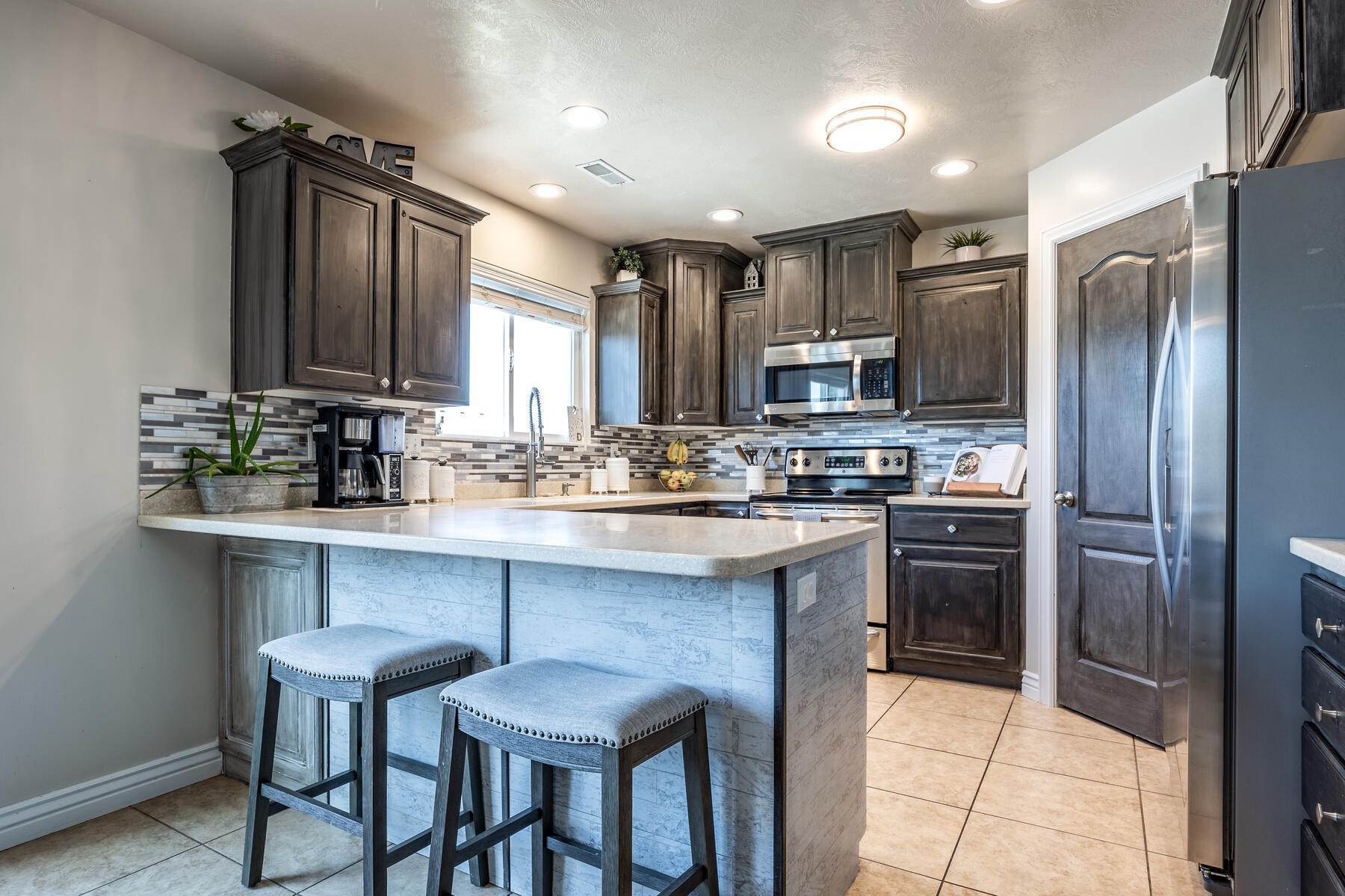 24. Single Family Homes for Sale at Brick 2-Story 'Hole In One' 1424 S Hawthorne Lane Syracuse, Utah 84075 United States