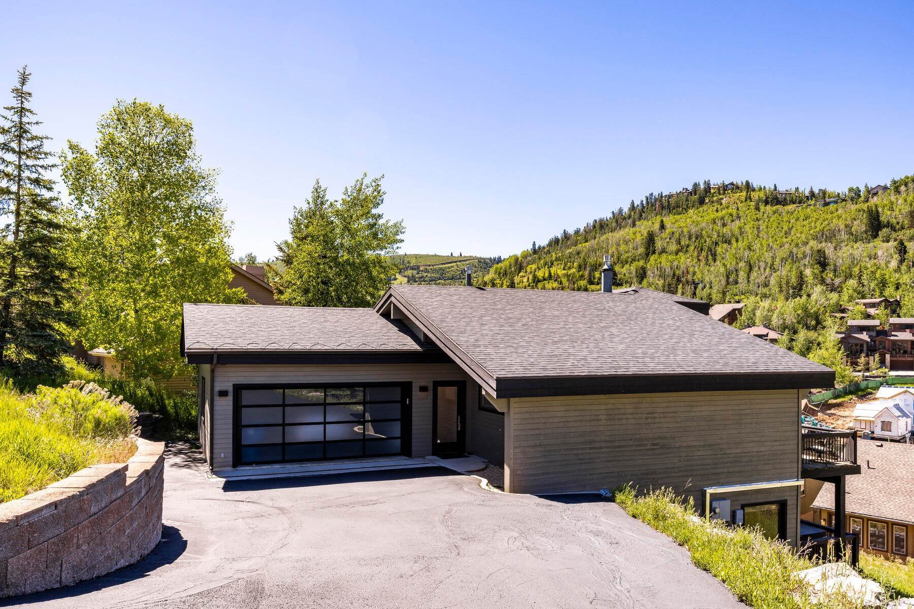 42. Single Family Homes for Sale at Beautifully Renovated 4 Bedroom Park City Home With Ski Run Views 626 Sunnyside Drive Park City, Utah 84060 United States