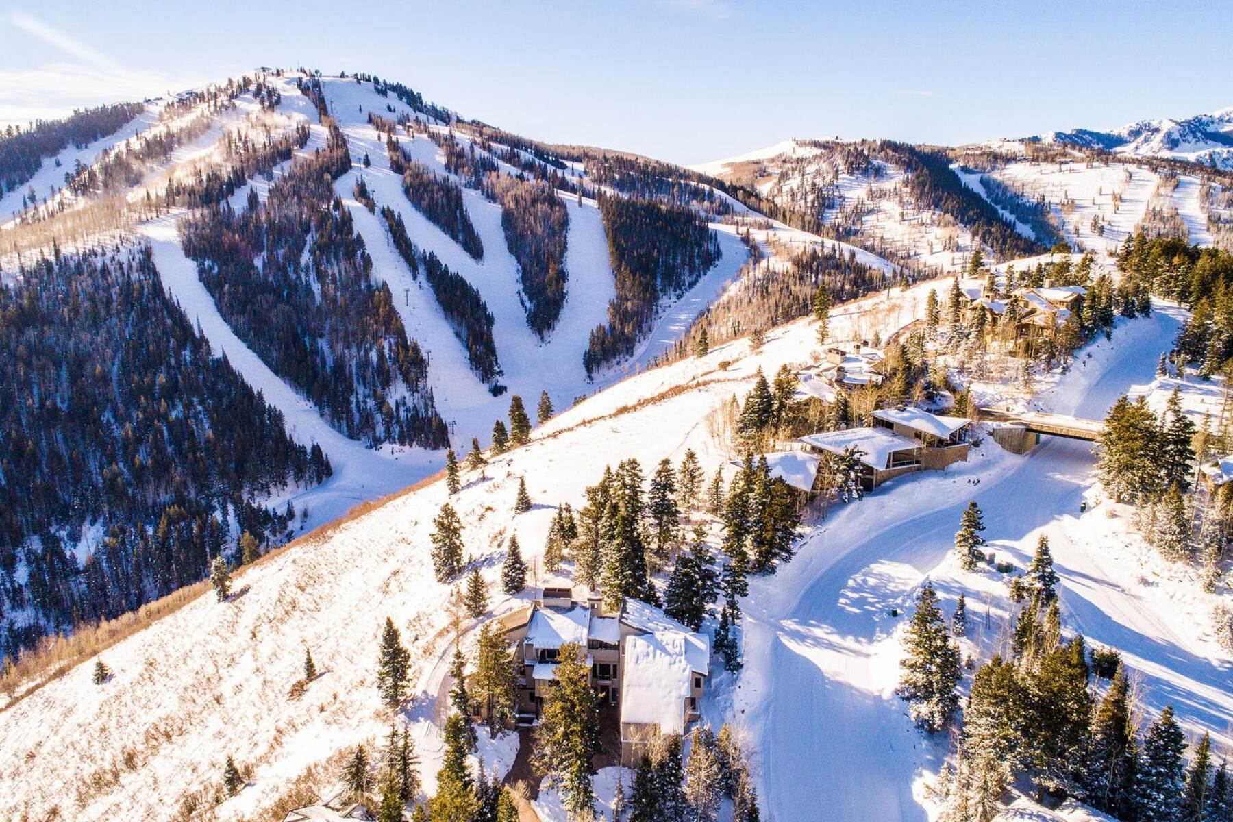 49. Single Family Homes for Sale at Lake and Mountain Views with Direct Ski-In/Ski-Out Access to Deer Valley 8030 Bald Eagle Drive Park City, Utah 84060 United States