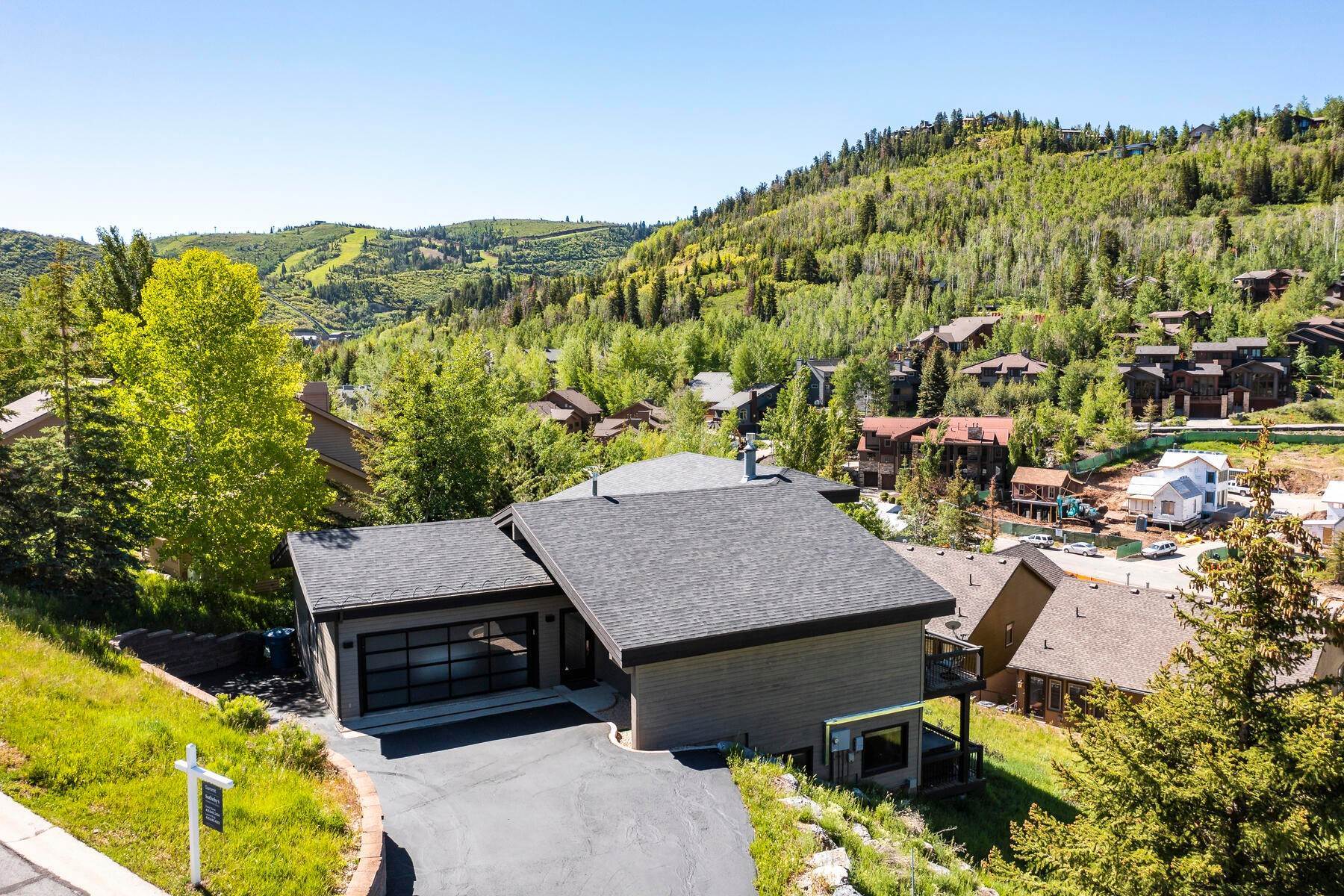 48. Single Family Homes for Sale at Beautifully Renovated 4 Bedroom Park City Home With Ski Run Views 626 Sunnyside Drive Park City, Utah 84060 United States