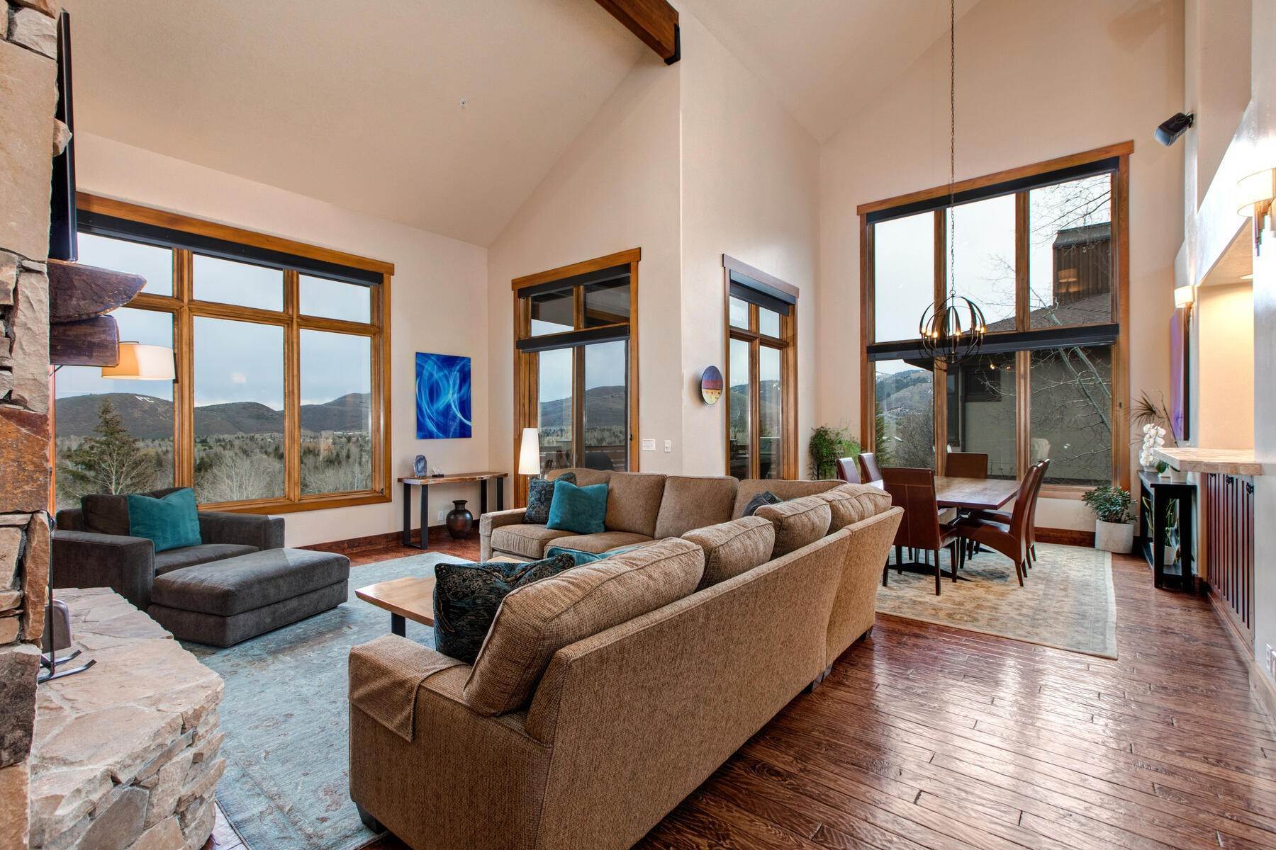 5. Single Family Homes for Sale at A TRUE HOME IN PARK MEADOWS, WITH BIG WINDOWS AND GREAT VIEWS 3078 Mountain Ridge Ct Park City, Utah 84060 United States