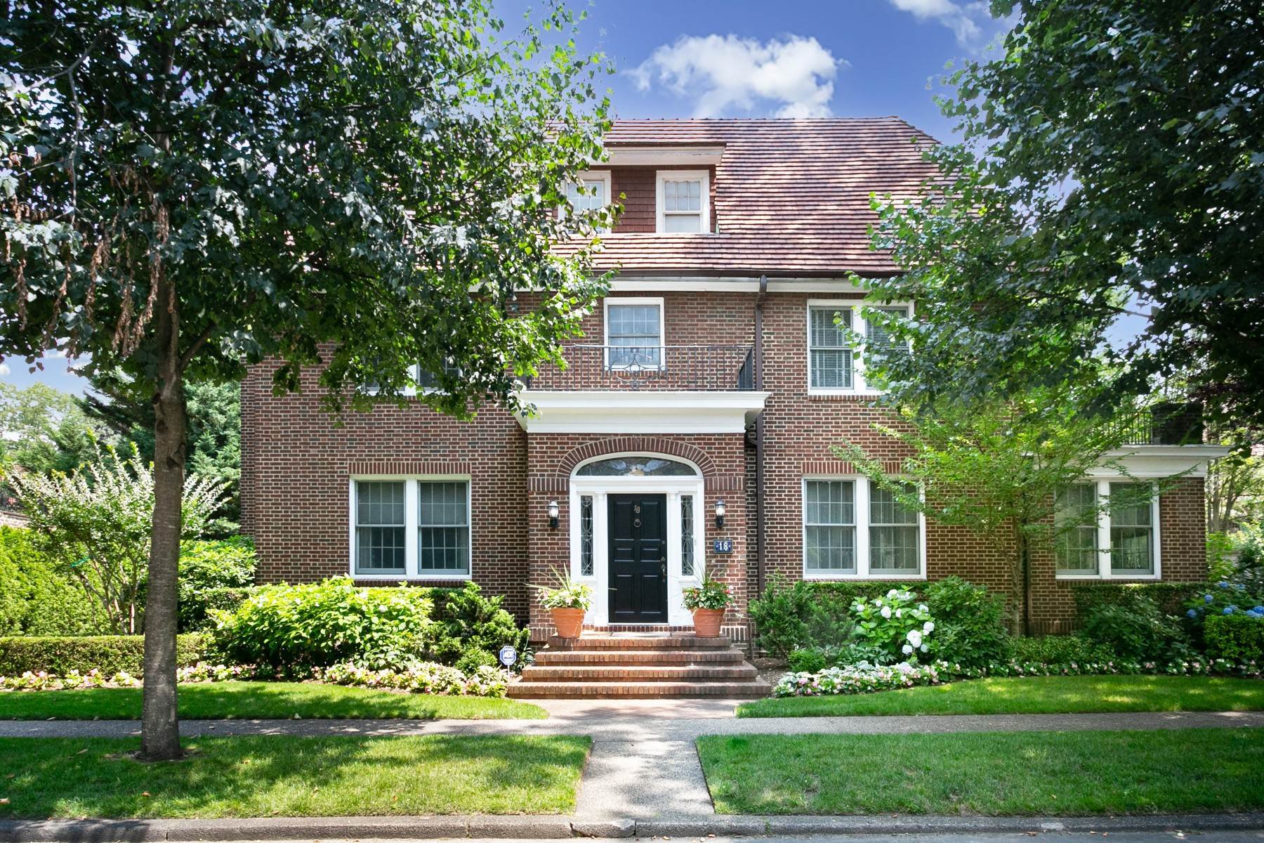 Single Family Homes for Sale at 'ELEGANT CENTER HALL CLASSIC' 18 Shorthill Road, Forest Hills Gardens, Forest Hills, New York 11375 United States