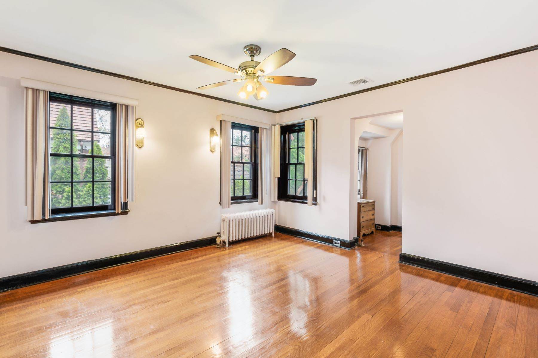 26. Other Residential Homes for Sale at 135 Puritan Ave., Queens, NY, 11375 135 Puritan Ave. Queens, New York 11375 United States