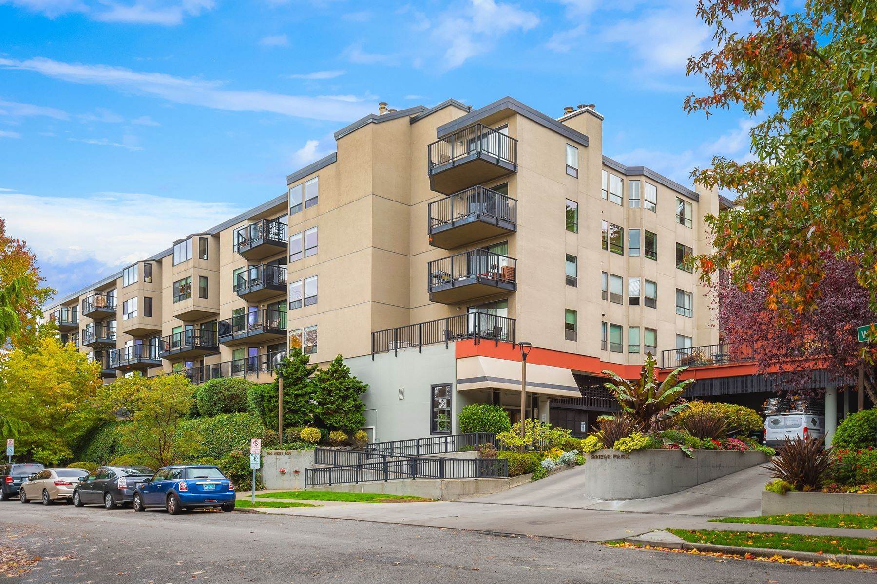 16. Condominiums for Sale at Serene Queen Anne Living 500 W Roy St, Unit #W102 Seattle, Washington 98119 United States