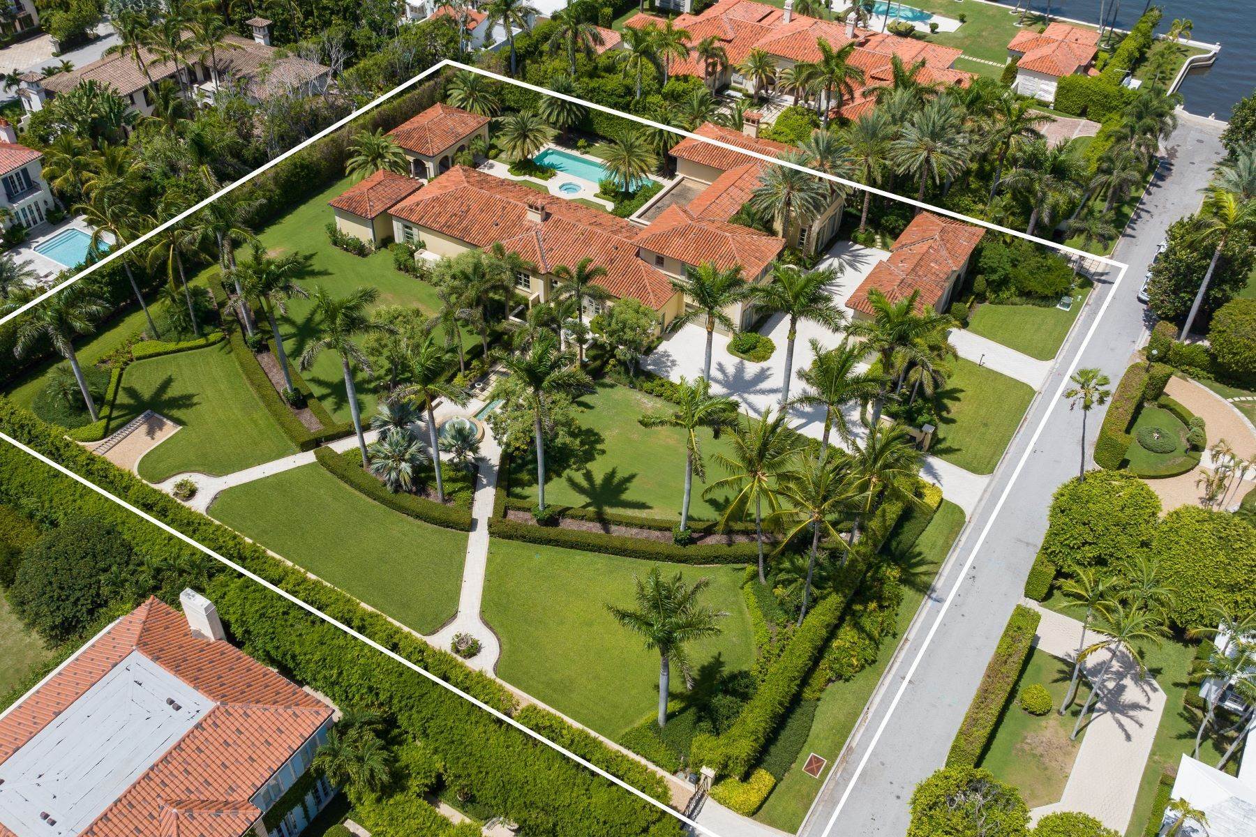 50. Single Family Homes for Sale at 1.5 Acre Palm Beach Estate 160 Clarendon Avenue Palm Beach, Florida 33480 United States
