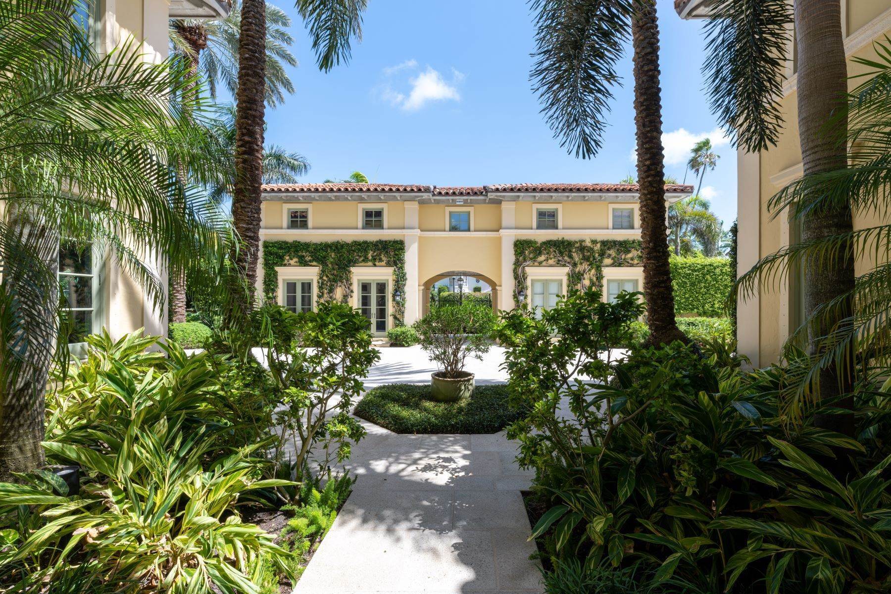 29. Single Family Homes for Sale at 1.5 Acre Palm Beach Estate 160 Clarendon Avenue Palm Beach, Florida 33480 United States