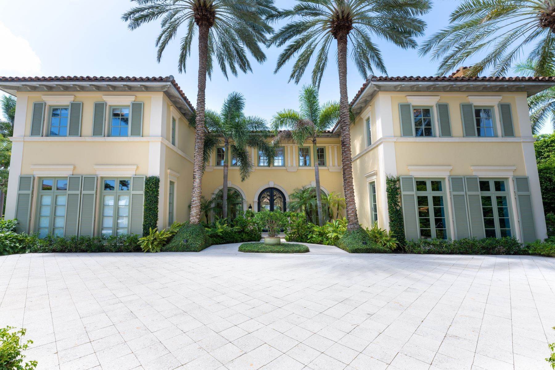 30. Single Family Homes for Sale at 1.5 Acre Palm Beach Estate 160 Clarendon Avenue Palm Beach, Florida 33480 United States