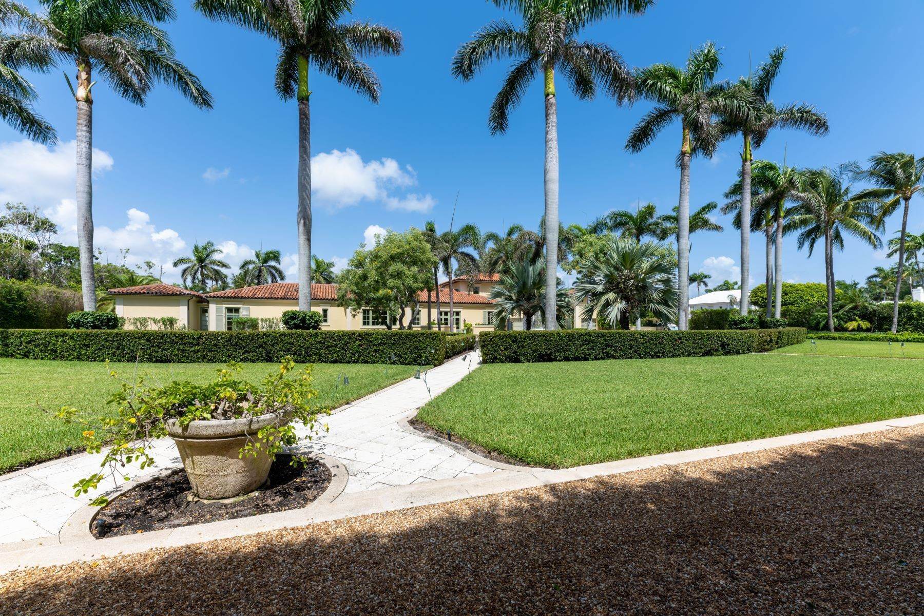 38. Single Family Homes for Sale at 1.5 Acre Palm Beach Estate 160 Clarendon Avenue Palm Beach, Florida 33480 United States