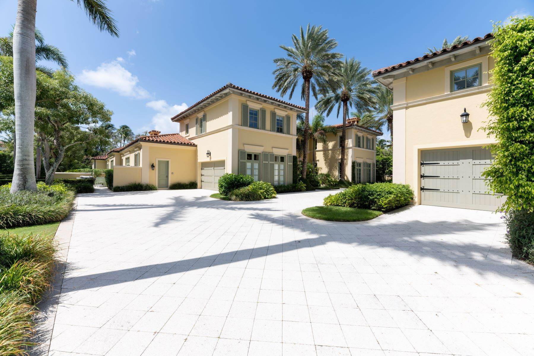 39. Single Family Homes for Sale at 1.5 Acre Palm Beach Estate 160 Clarendon Avenue Palm Beach, Florida 33480 United States
