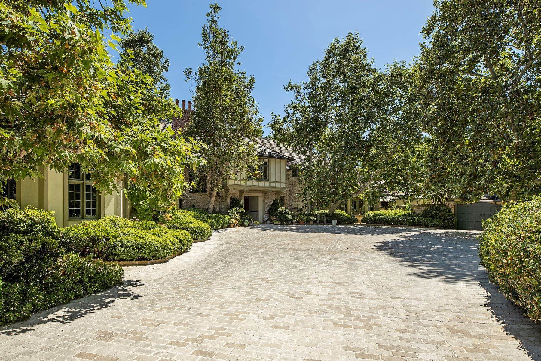 7. Single Family Homes for Sale at 1201 Tower Grove Drive Beverly Hills, California 90210 United States