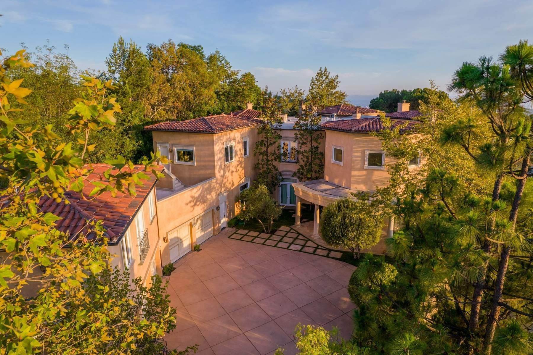 7. Single Family Homes for Sale at Magnificent Beverly Hills Estate 2600 Bowmont Drive Beverly Hills, California 90210 United States