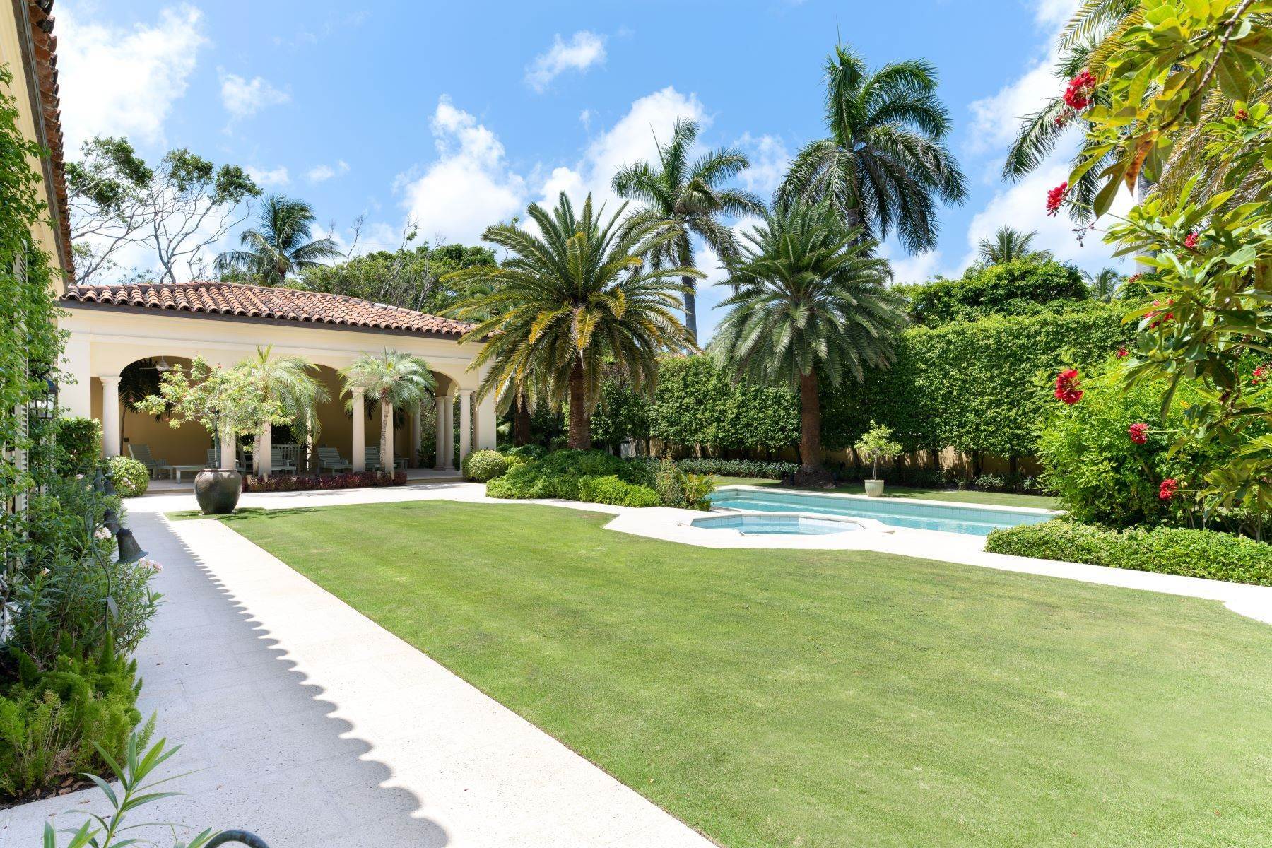 33. Single Family Homes for Sale at 1.5 Acre Palm Beach Estate 160 Clarendon Avenue Palm Beach, Florida 33480 United States