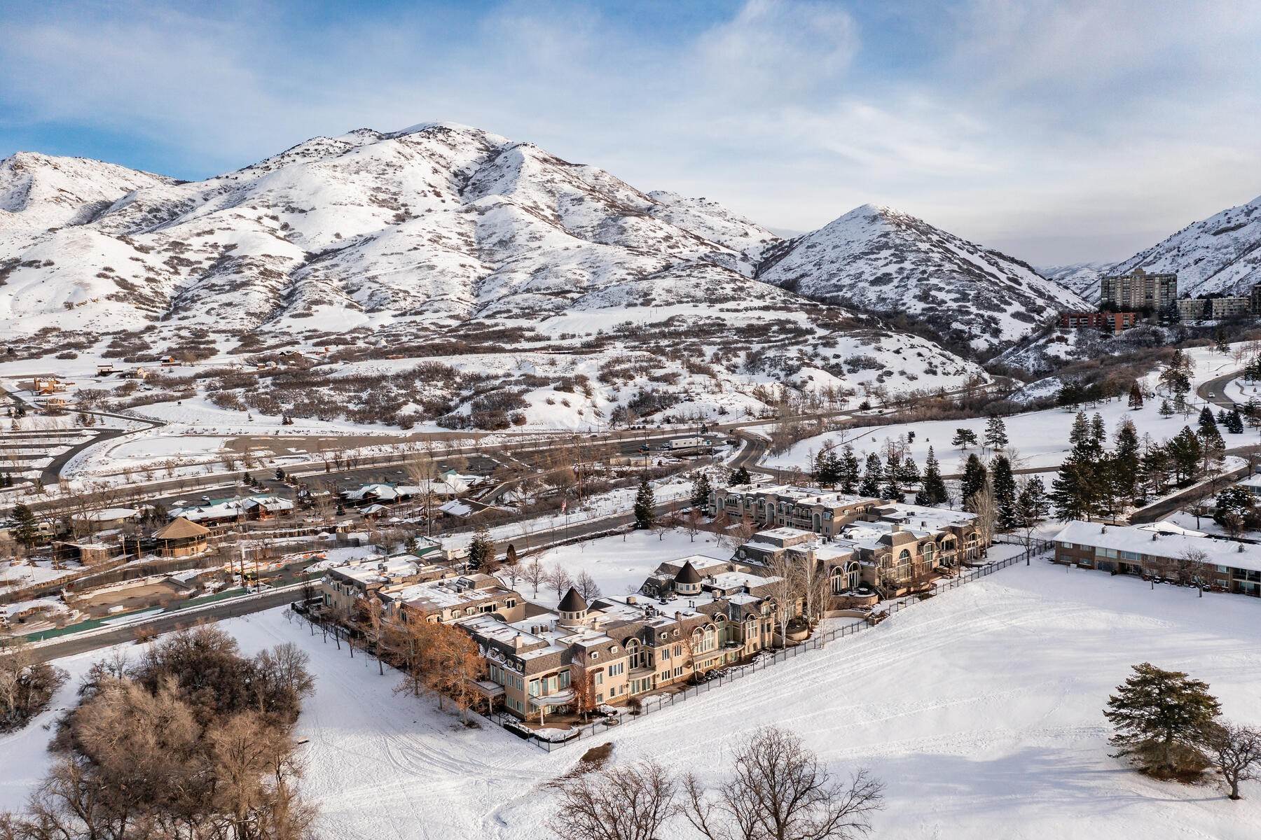 38. Single Family Homes for Sale at Elegant Chateaux-on-the Green Planned Unit Community Home 2726 E Wasatch Dr #6 Salt Lake City, Utah 84108 United States