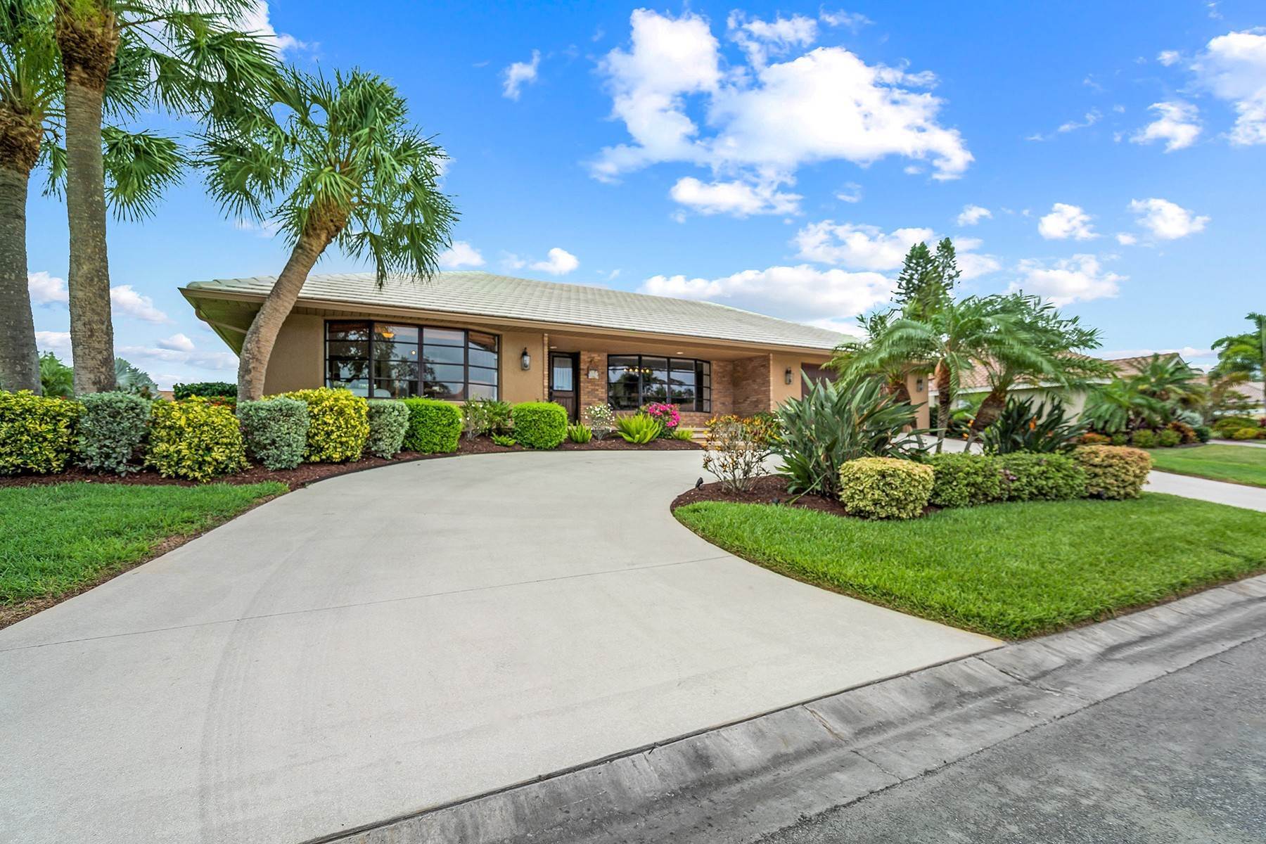 Single Family Homes for Sale at SOUTHBAY YACHT & RACQUET CLUB 228 Lookout Point Drive Osprey, Florida 34229 United States