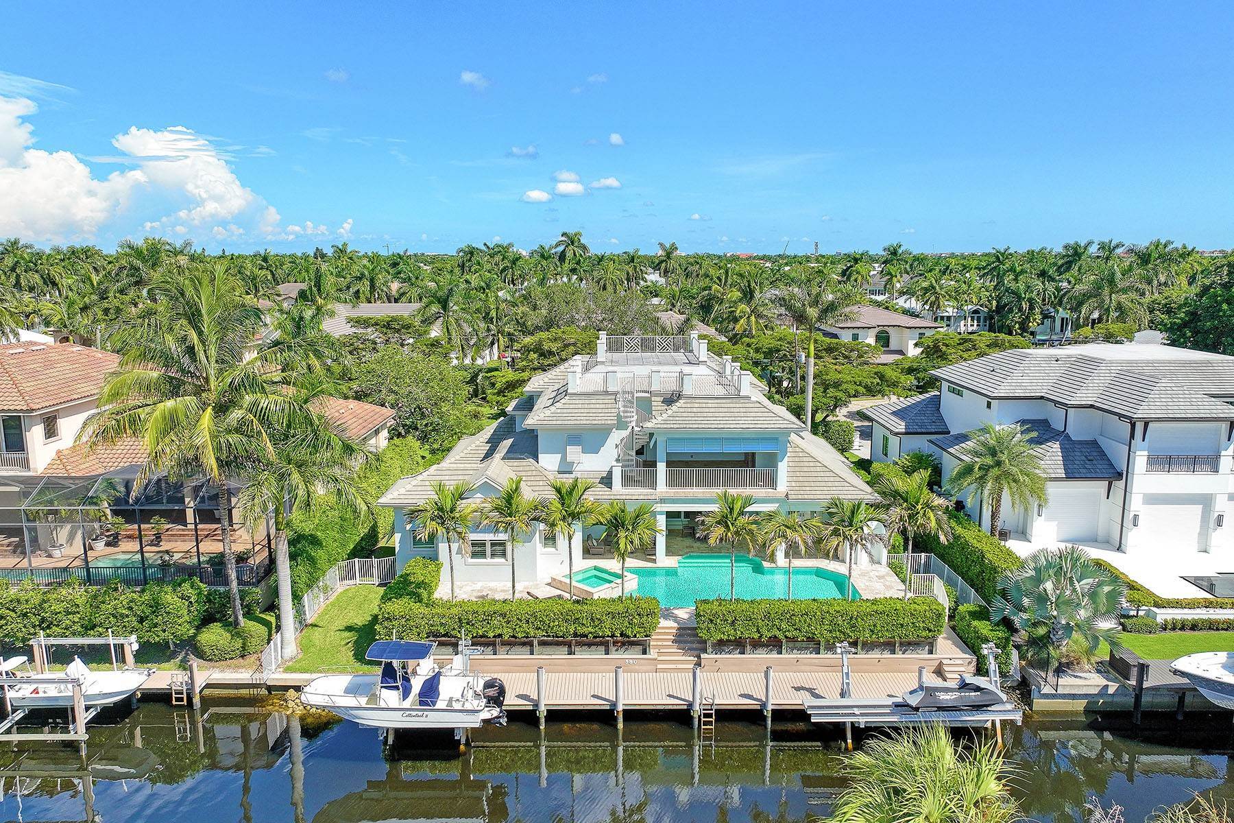 28. Single Family Homes for Sale at AQUALANE SHORES 580 15th Avenue S Naples, Florida 34102 United States