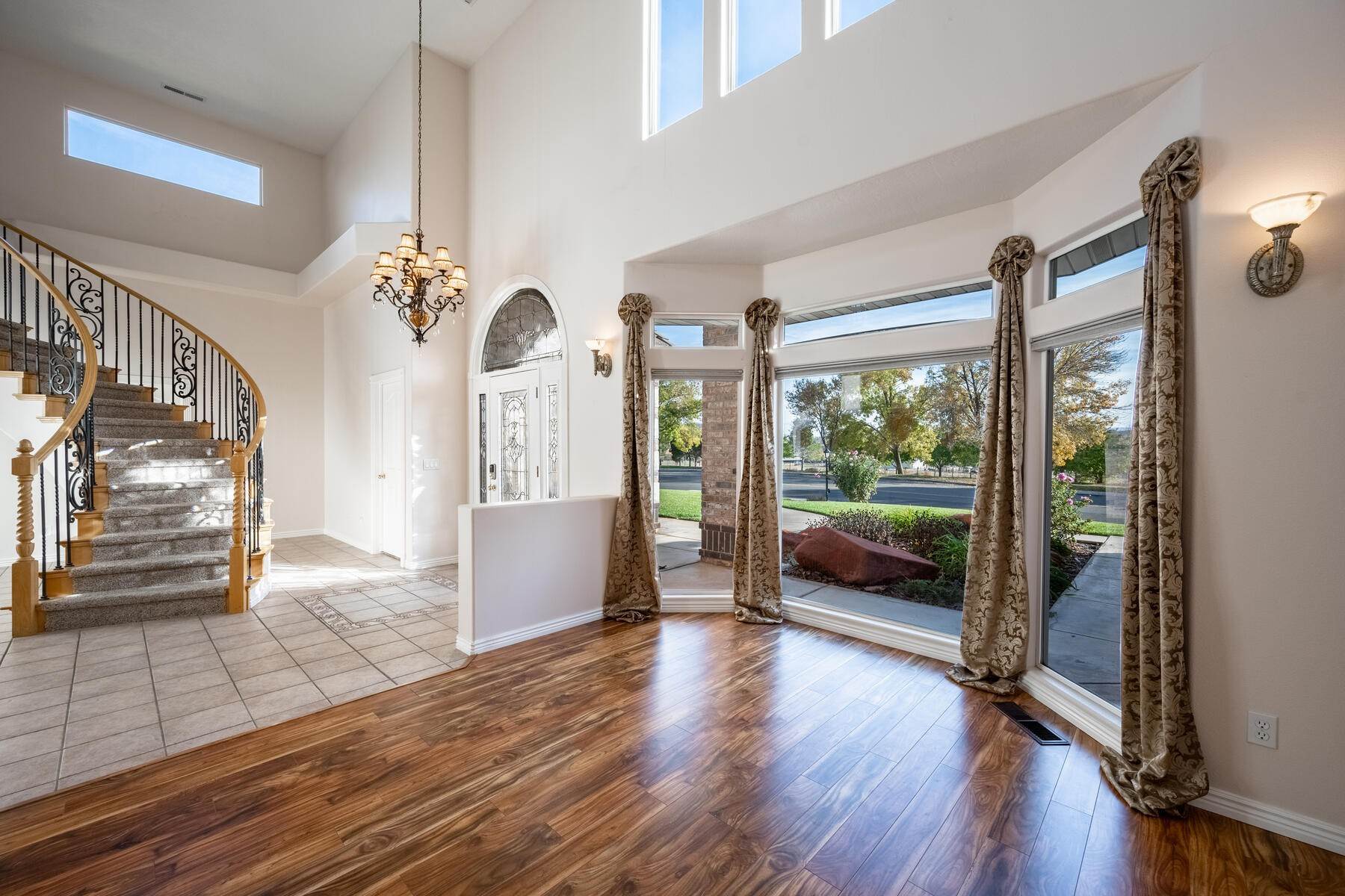 9. Single Family Homes for Sale at Generous Natural Light & 2-Story Views 827 East 1070 South St. George, Utah 84790 United States
