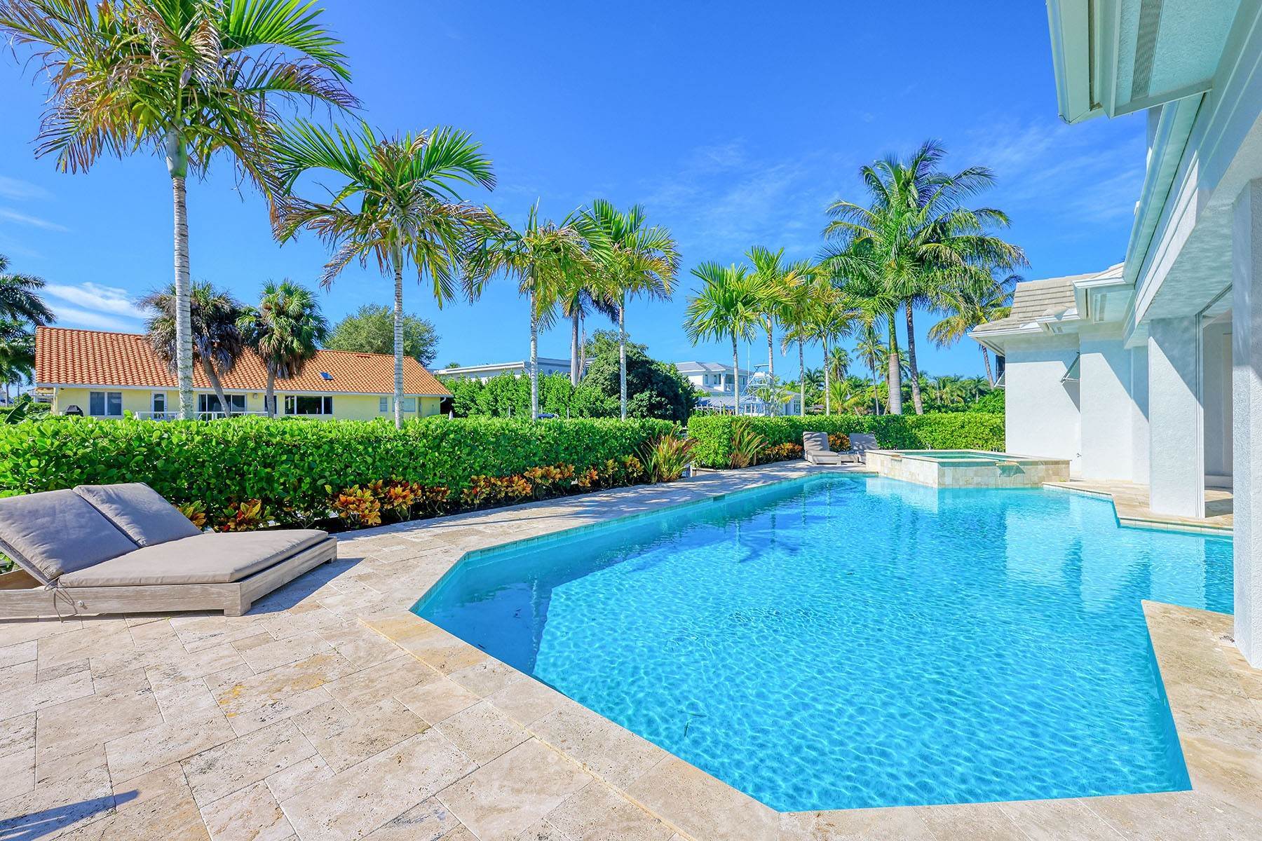 21. Single Family Homes for Sale at AQUALANE SHORES 580 15th Avenue S Naples, Florida 34102 United States