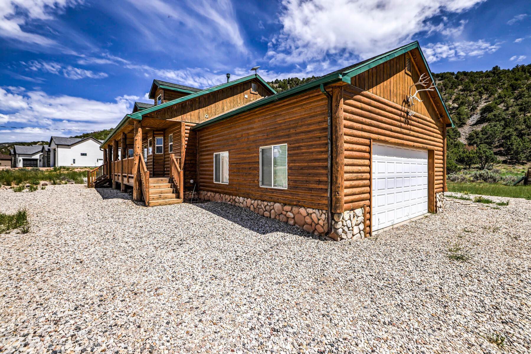 35. Single Family Homes for Sale at Amazing Vacation Rental Cabin Retreat Nestled On The Mountain Near Brian Head 581 W Old Hwy 91 Parowan, Utah 84761 United States
