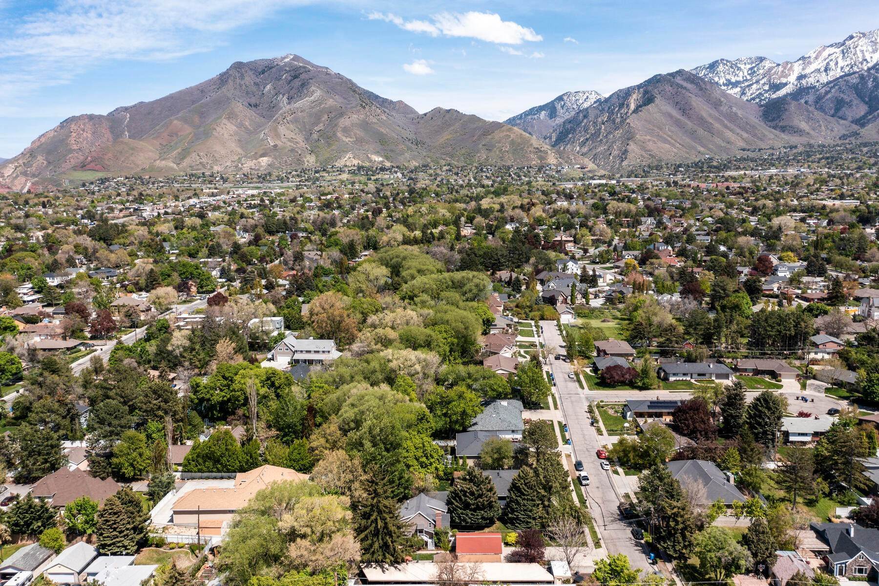 39. Single Family Homes for Sale at You will be amazed from the moment you set your eyes on this house! 2335 E 3510 S Salt Lake City, Utah 84109 United States