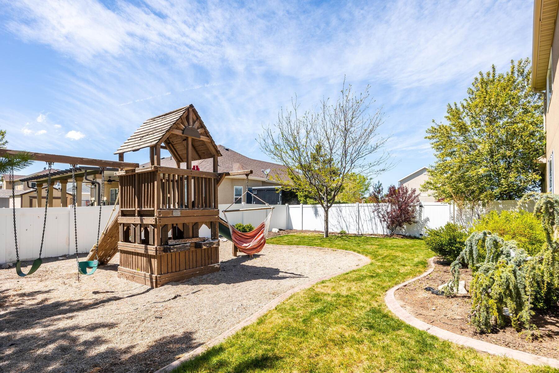 30. Single Family Homes for Sale at Enjoy coming home to this beautiful Stansbury Park home 33 W Nautical Drive Stansbury Park, Utah 84074 United States