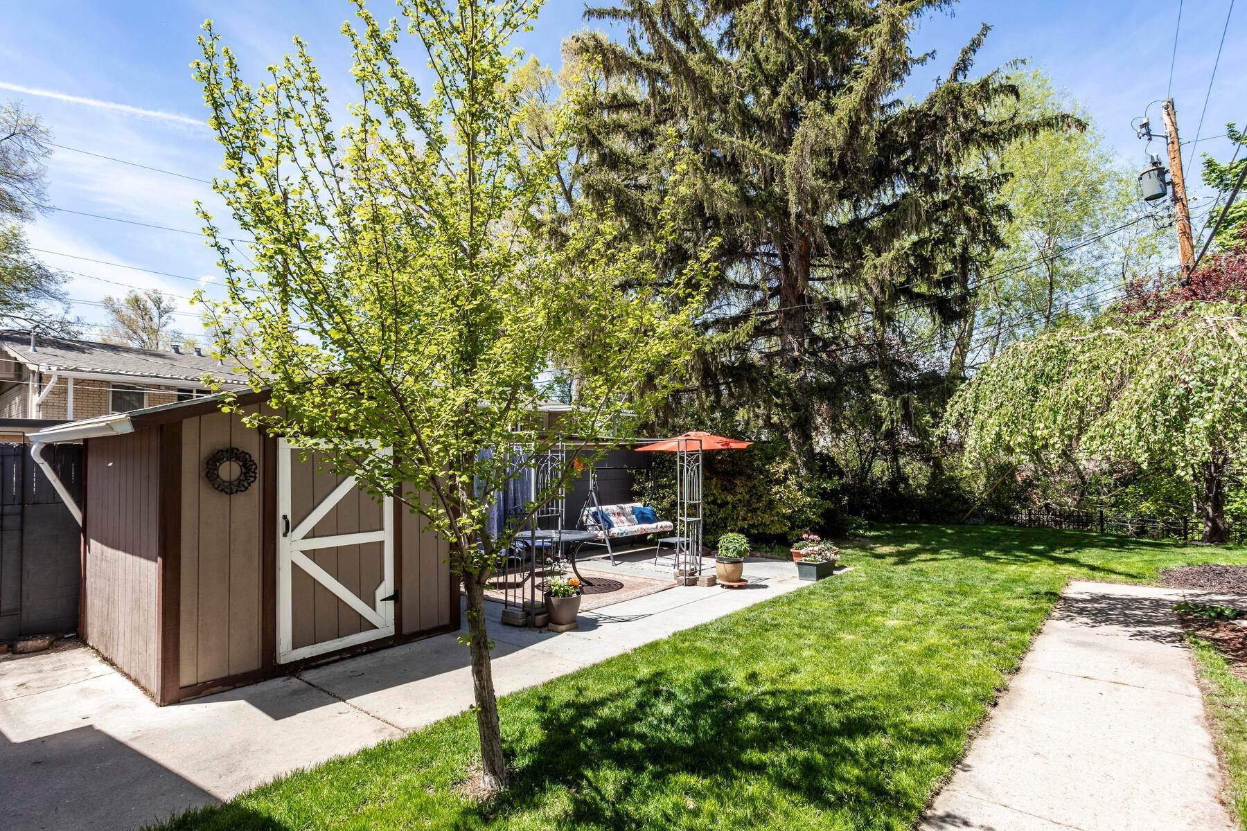 24. Single Family Homes for Sale at You will be amazed from the moment you set your eyes on this house! 2335 E 3510 S Salt Lake City, Utah 84109 United States