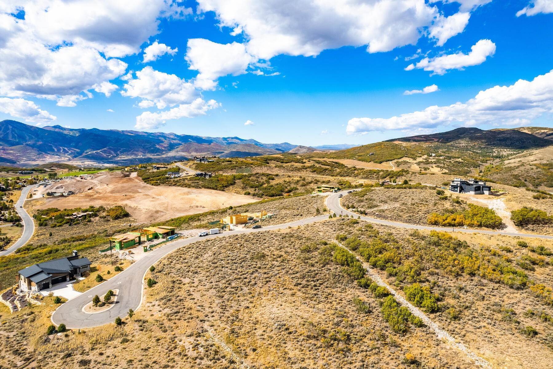 23. Single Family Homes for Sale at New Construction Masterpiece in Tuhaye! 9800 N Ridgeway Circle Heber City, Utah 84032 United States