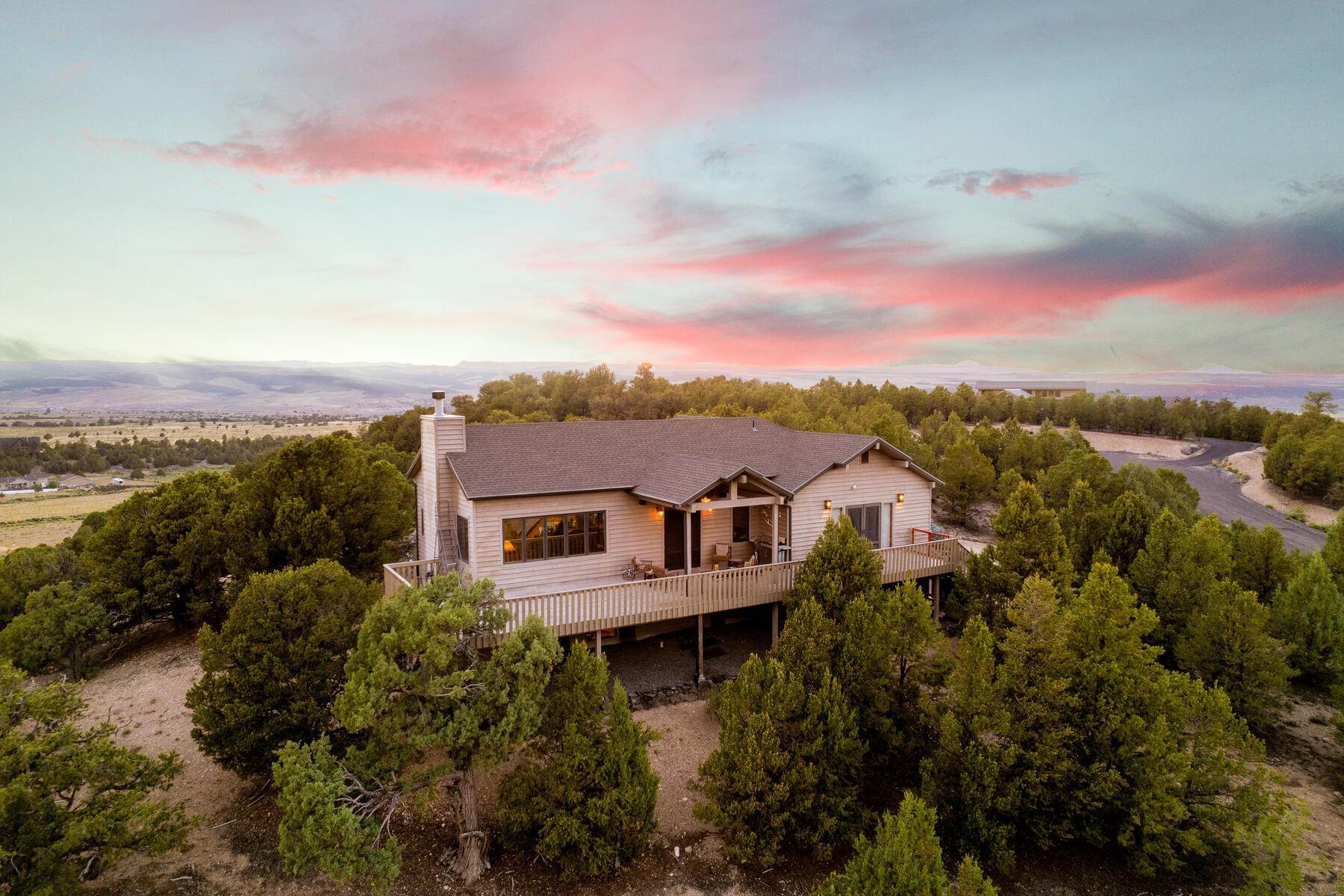 14. Single Family Homes for Sale at Extraordinary 360 Degree Views Of The Paunsaugunt Plateau & Bryce Canyon 2440 East Sunset Circle Hatch, Utah 84735 United States