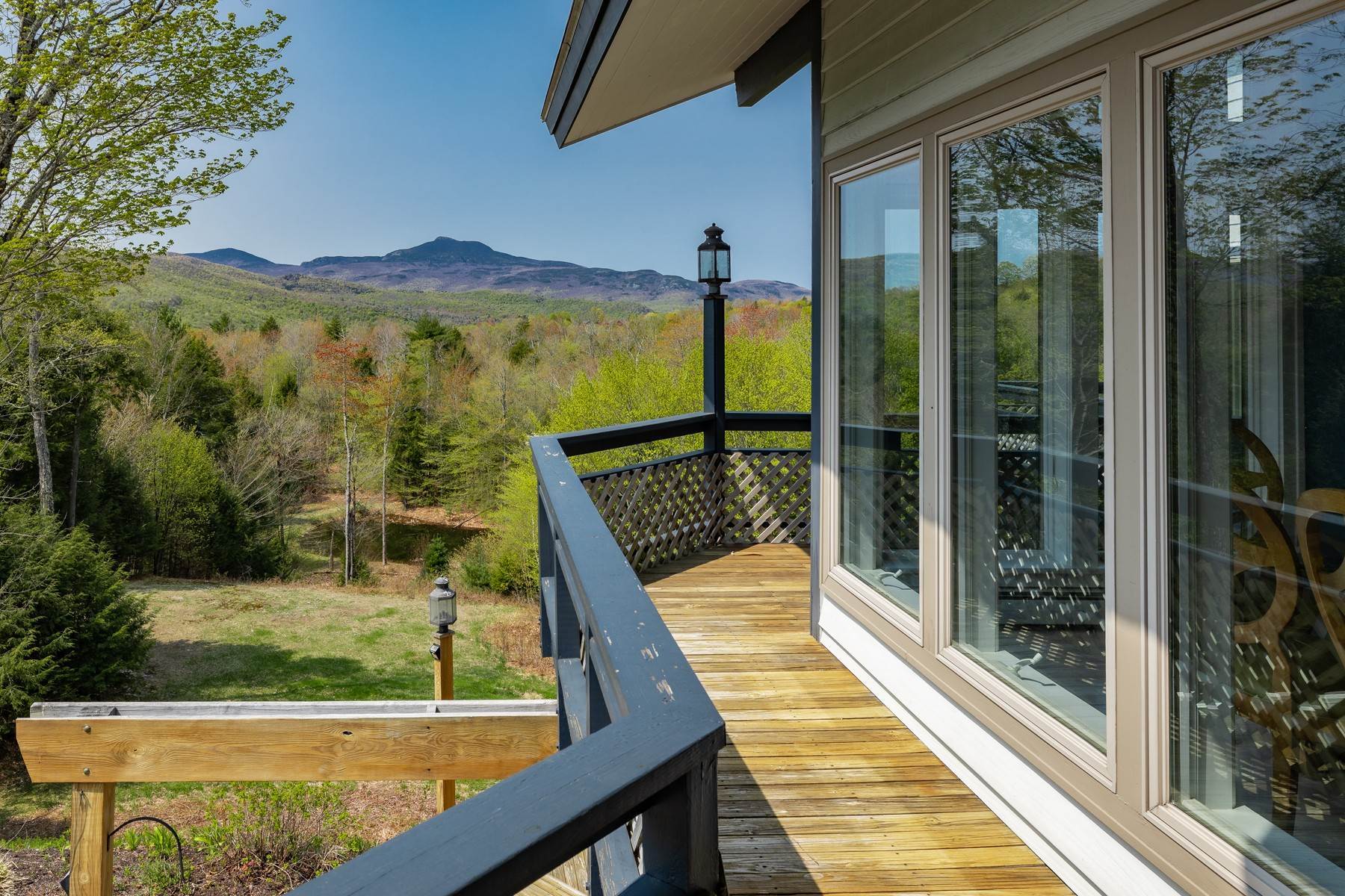 28. Single Family Homes for Sale at Stunning Mountain Top Retreat 371 Lonesome Trail Drive Waterbury, Vermont 05676 United States