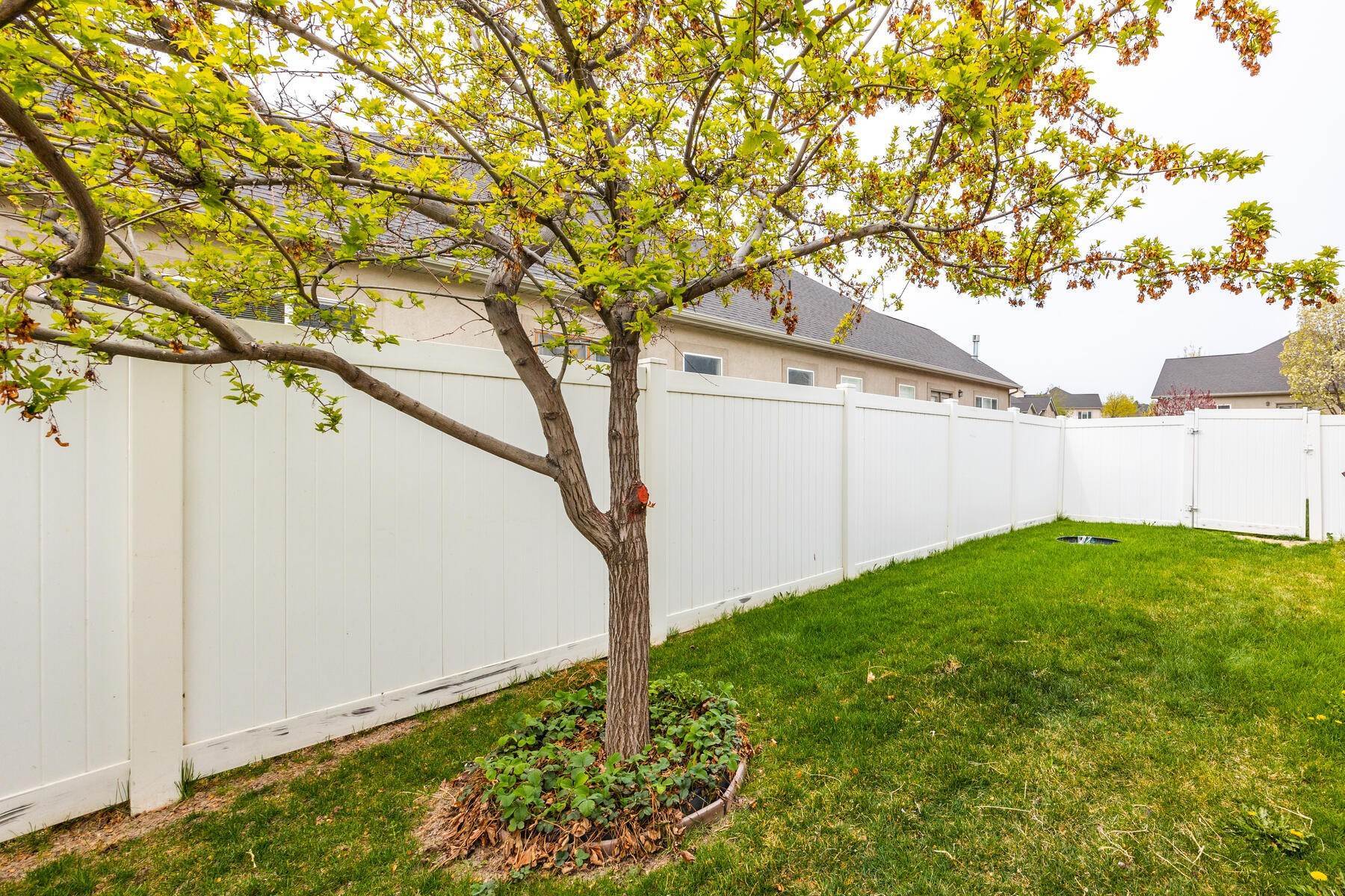 29. Townhouse for Sale at Rarely Available Wyngate Townhome with Rambler Floor Plan 10787 Wynview Lane South Jordan, Utah 84095 United States