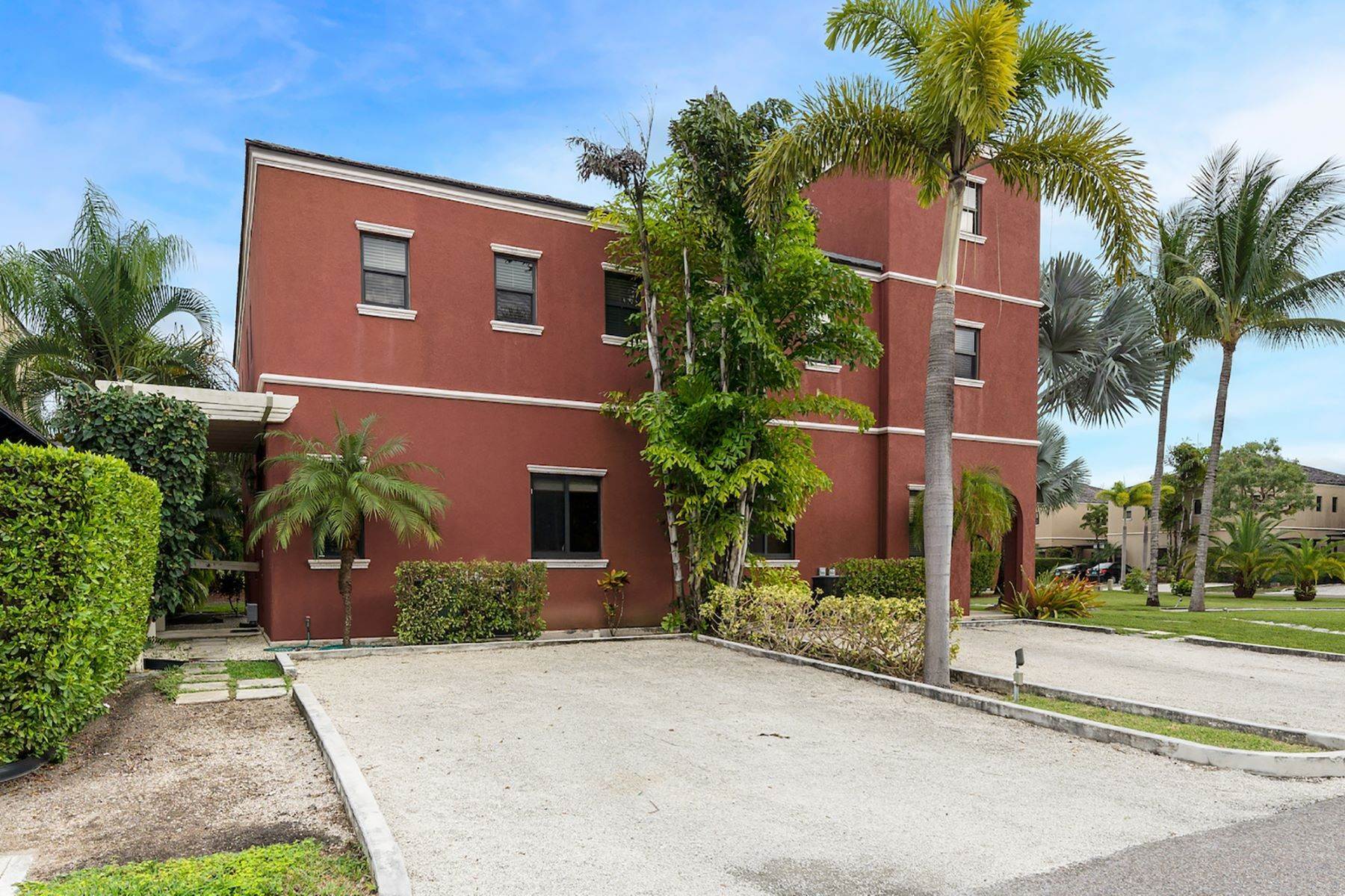 Townhouse for Sale at Turnberry, Charlotteville, Nassau and Paradise Island Bahamas