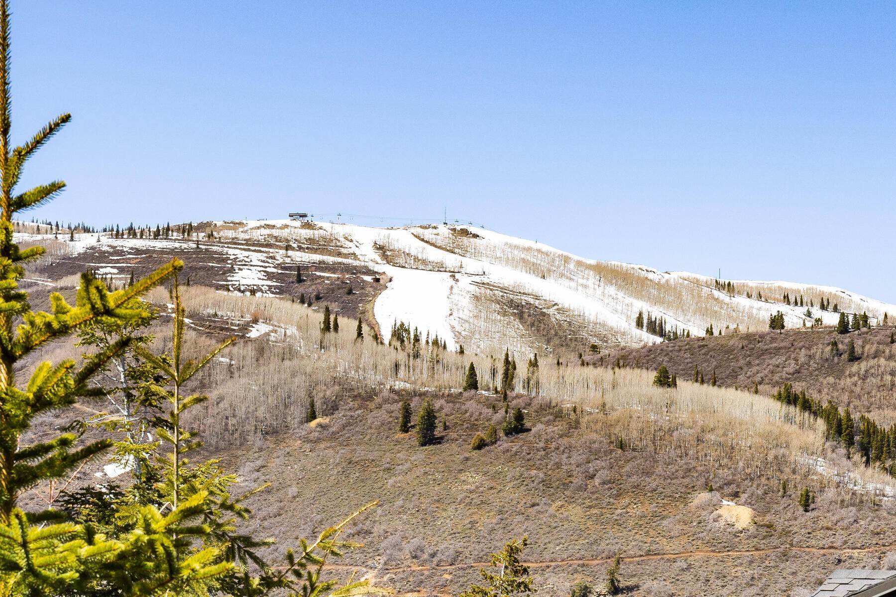 40. Townhouse for Sale at Amazing Views & Privacy in Spacious Mid-Mountain Deer Valley Home 6633 Lookout Drive, Unit #2 Park City, Utah 84060 United States
