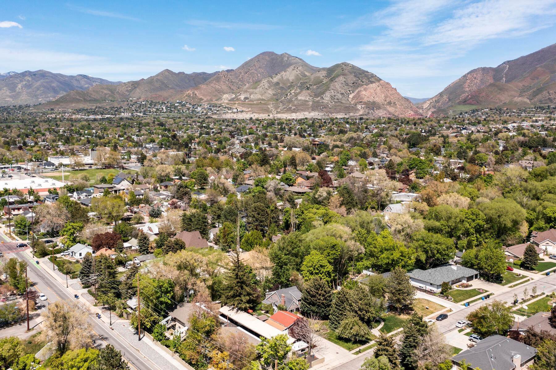 44. Single Family Homes for Sale at You will be amazed from the moment you set your eyes on this house! 2335 E 3510 S Salt Lake City, Utah 84109 United States