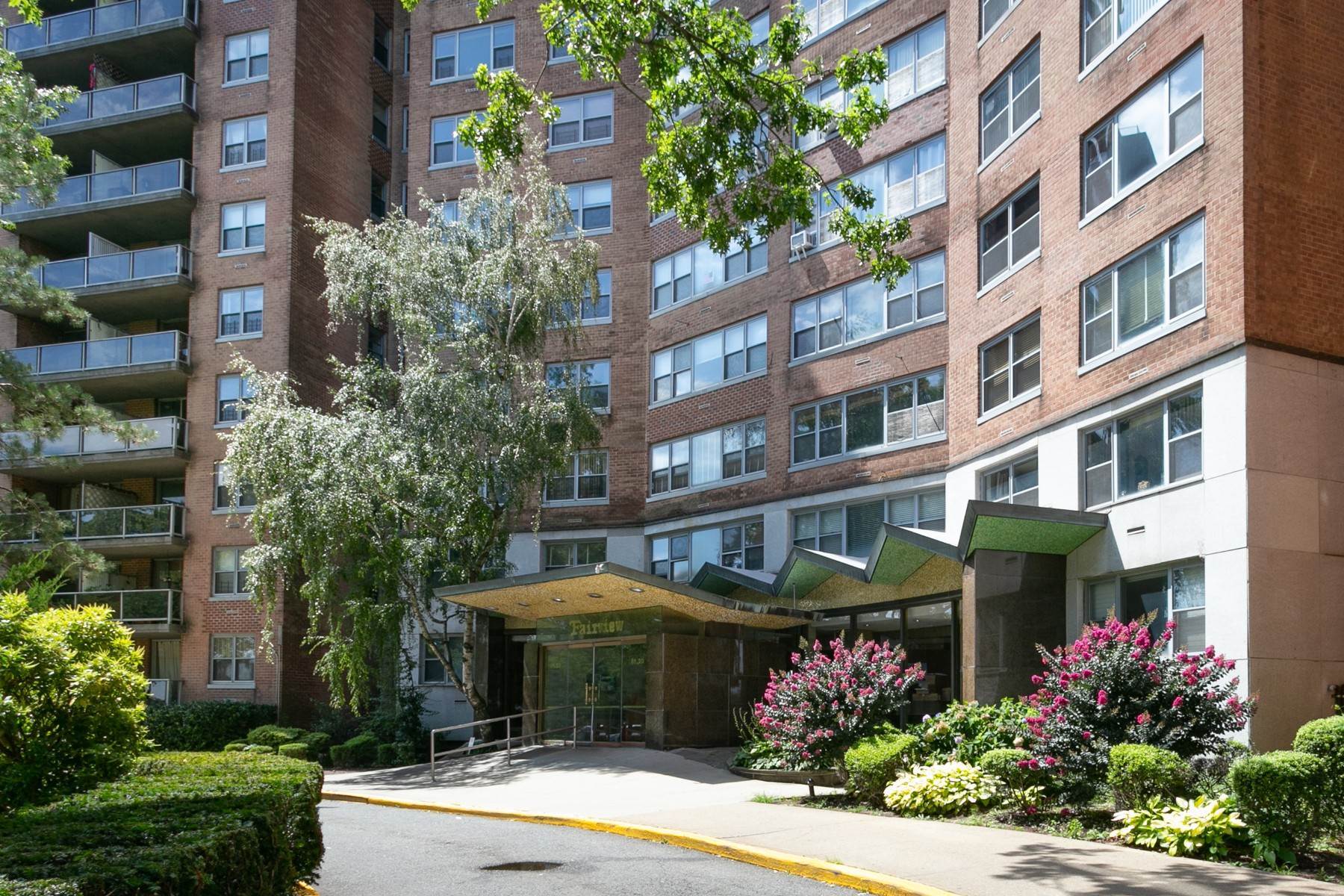 Co-op Properties for Sale at 'CONVENIENTLY LOCATED FOREST HILLS CO-OP WITH ALL THE AMENITIES' 61-20 Grand Central Parkway, #C500 Forest Hills, New York 11375 United States