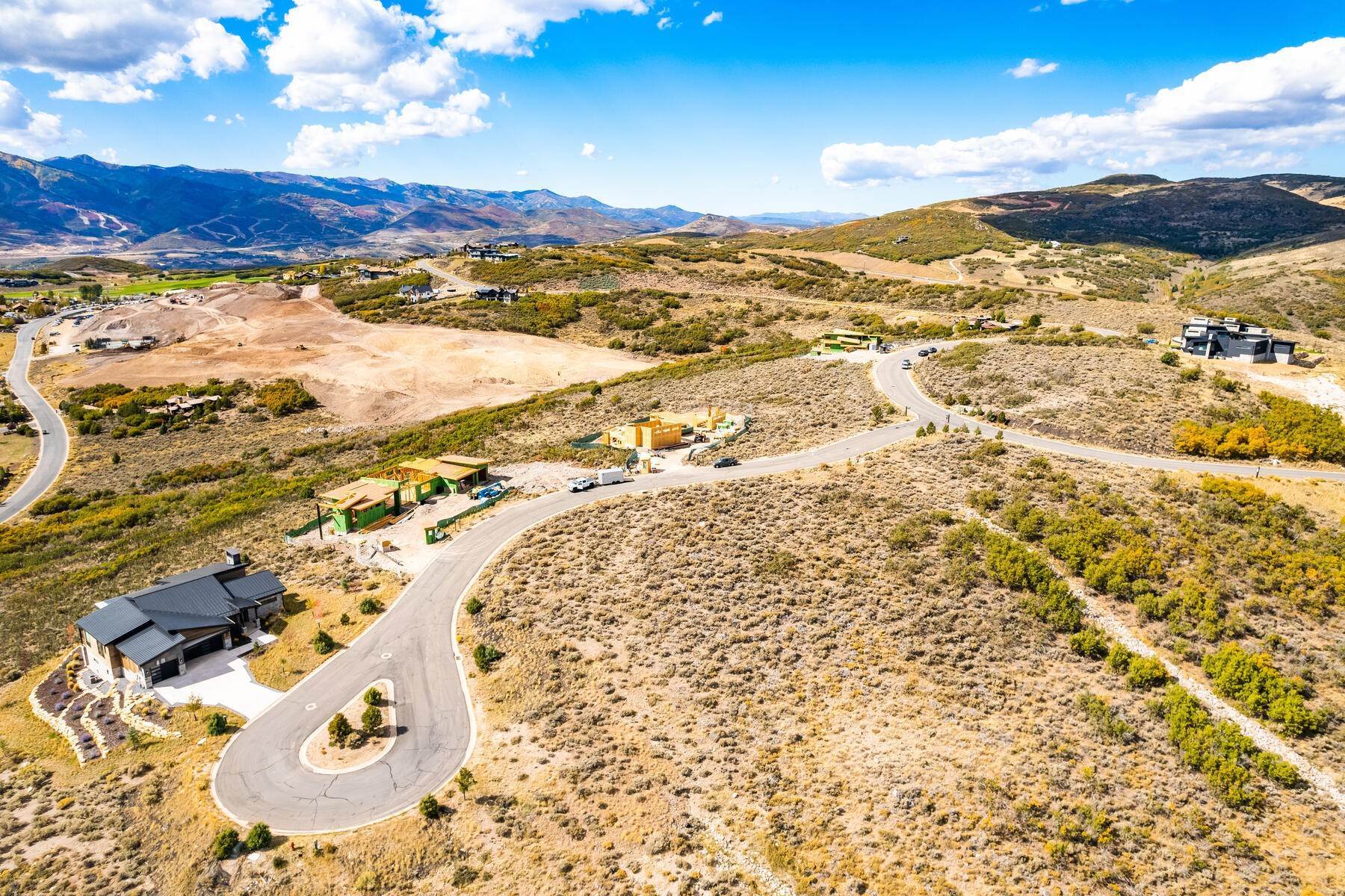 32. Single Family Homes for Sale at New Construction Masterpiece in Tuhaye! 9800 N Ridgeway Circle Heber City, Utah 84032 United States