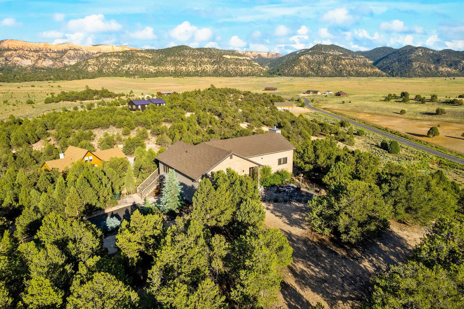 7. Single Family Homes for Sale at Extraordinary 360 Degree Views Of The Paunsaugunt Plateau & Bryce Canyon 2440 East Sunset Circle Hatch, Utah 84735 United States