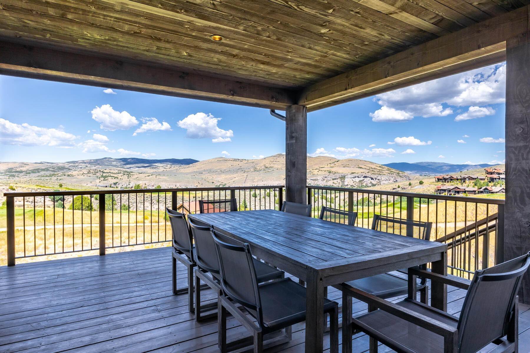 18. Single Family Homes for Sale at Juniper Cabin home with Views and Privacy 6607 E Broken Stick Court Heber, Utah 84032 United States