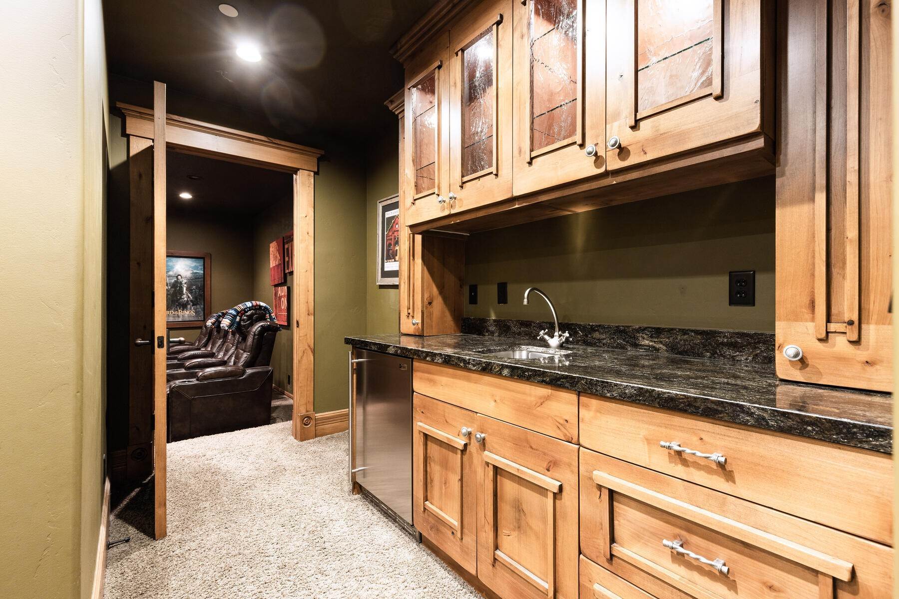 19. Townhouse for Sale at Amazing Views & Privacy in Spacious Mid-Mountain Deer Valley Home 6633 Lookout Drive, Unit #2 Park City, Utah 84060 United States