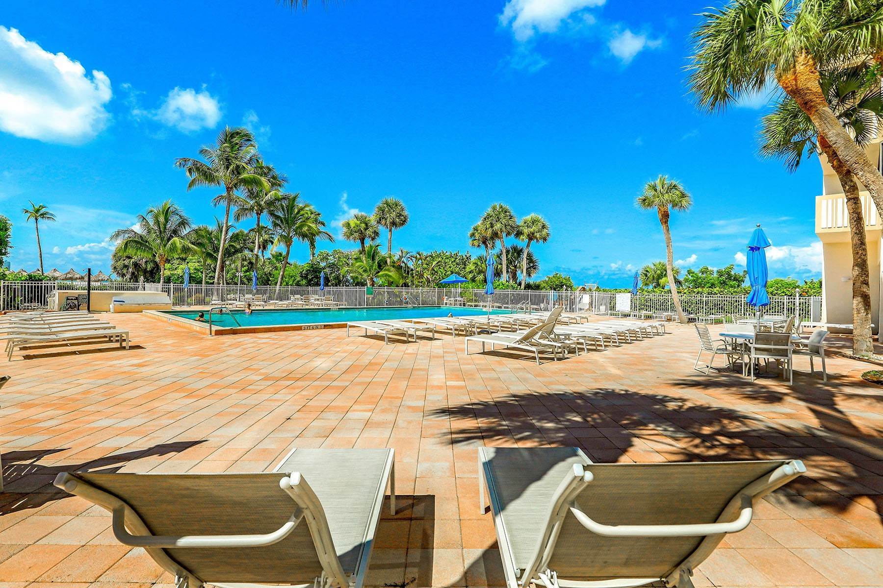 22. Condominiums for Sale at MARCO ISLAND - GULFVIEW 58 N Collier Boulevard , 914 Marco Island, Florida 34145 United States