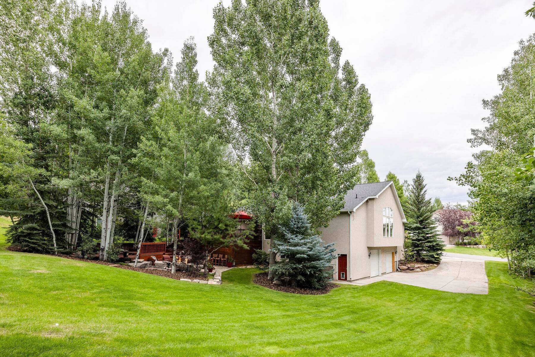 41. Single Family Homes for Sale at Gorgeous Park-Like Grounds 2808 Sackett Dr Park City, Utah 84098 United States
