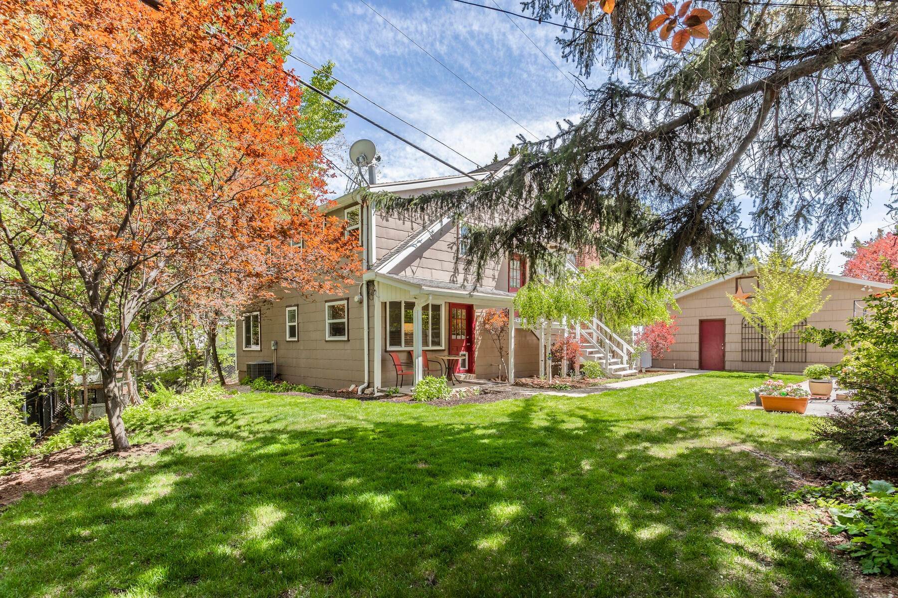 28. Single Family Homes for Sale at You will be amazed from the moment you set your eyes on this house! 2335 E 3510 S Salt Lake City, Utah 84109 United States