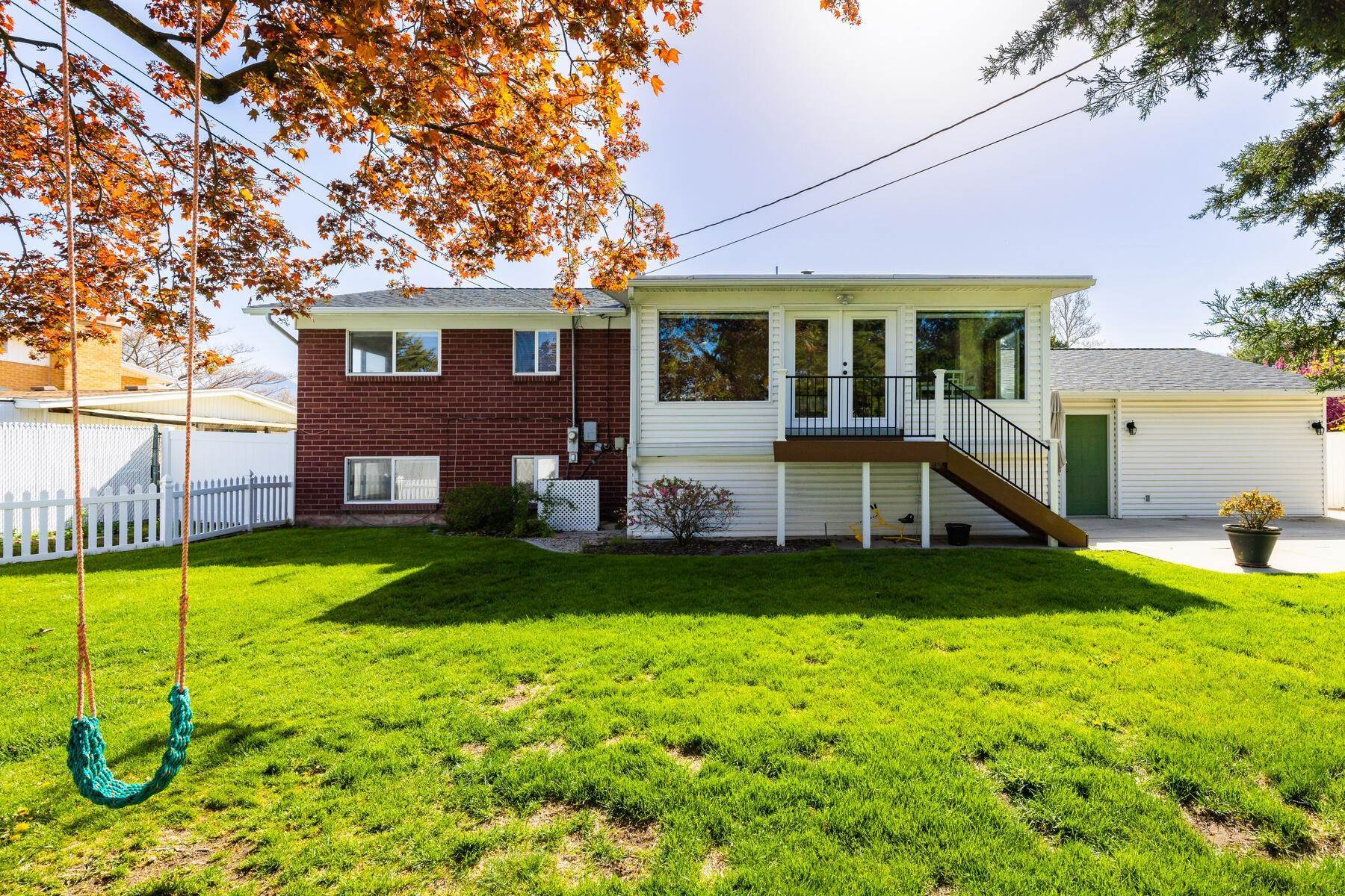 32. Single Family Homes for Sale at Spacious Light Filled Home In The Heart Of The Valley 5552 S Hunt Rd Salt Lake City, Utah 84117 United States