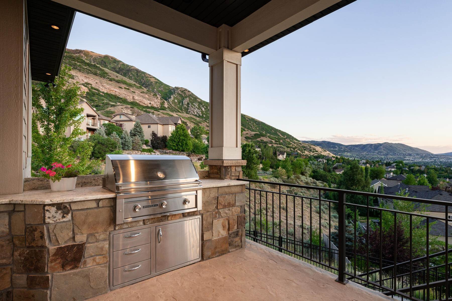 21. Single Family Homes for Sale at Fantastic Custom 2-Story With Panoramic Views Next To Hidden Valley Country Club 12056 S Cortina Crest Drive Draper, Utah 84020 United States