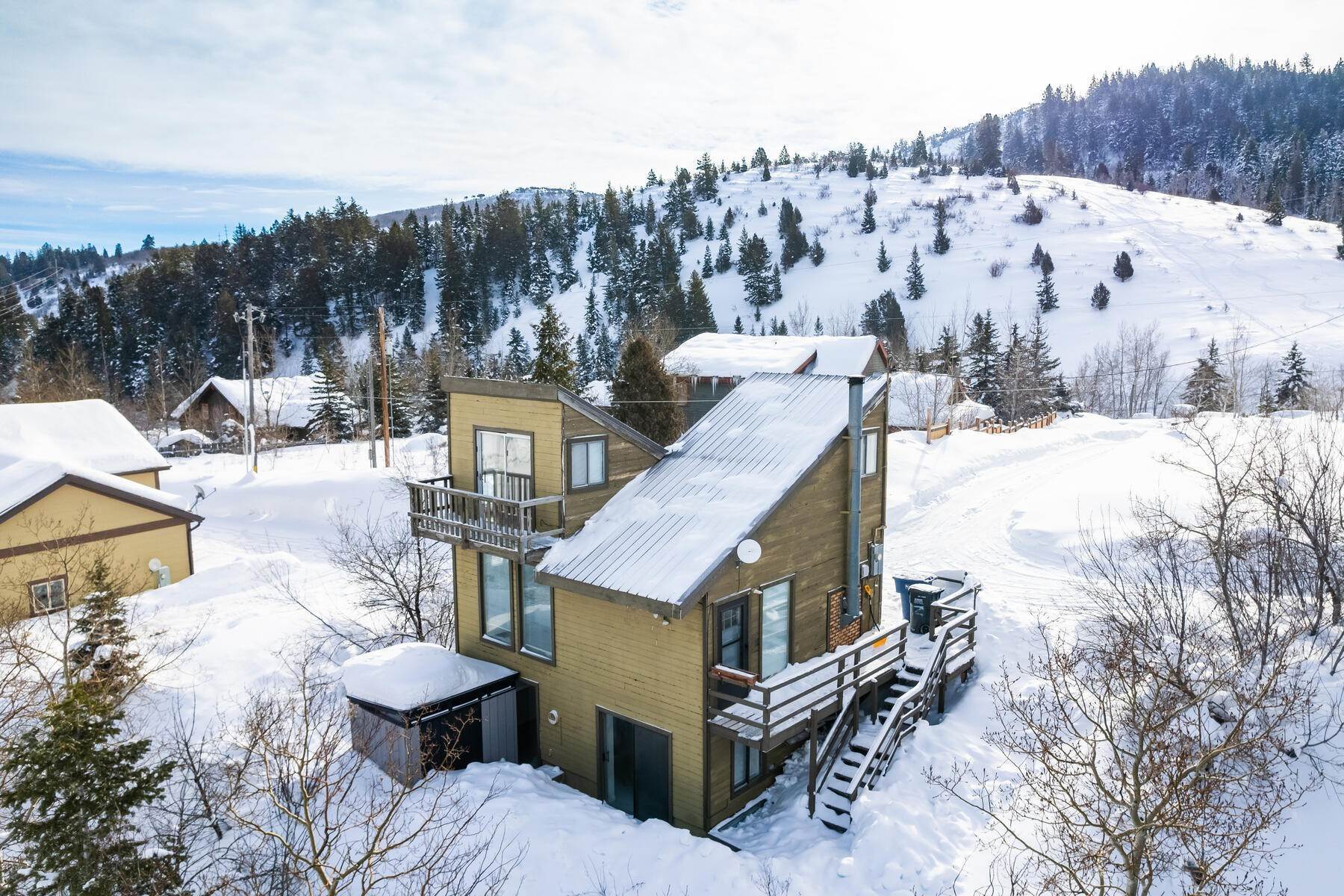 28. Single Family Homes for Sale at Charming Mountain Town Home 4553 W Balsam Drive Park City, Utah 84098 United States